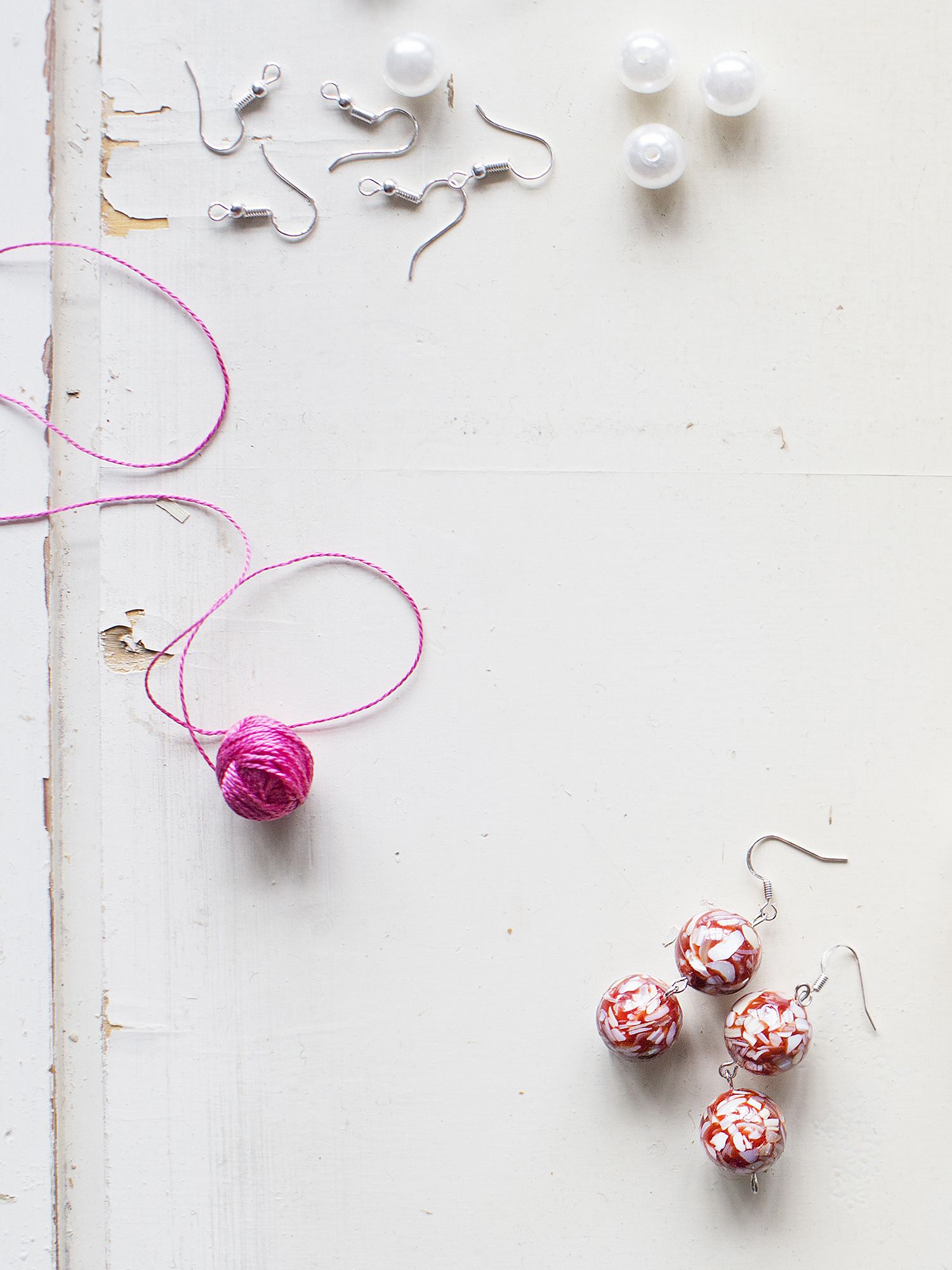 Vaihtele koukkuja! Hopeiset korut sopivat herkille korville. Koukuissa o myös lukittavia malleja.