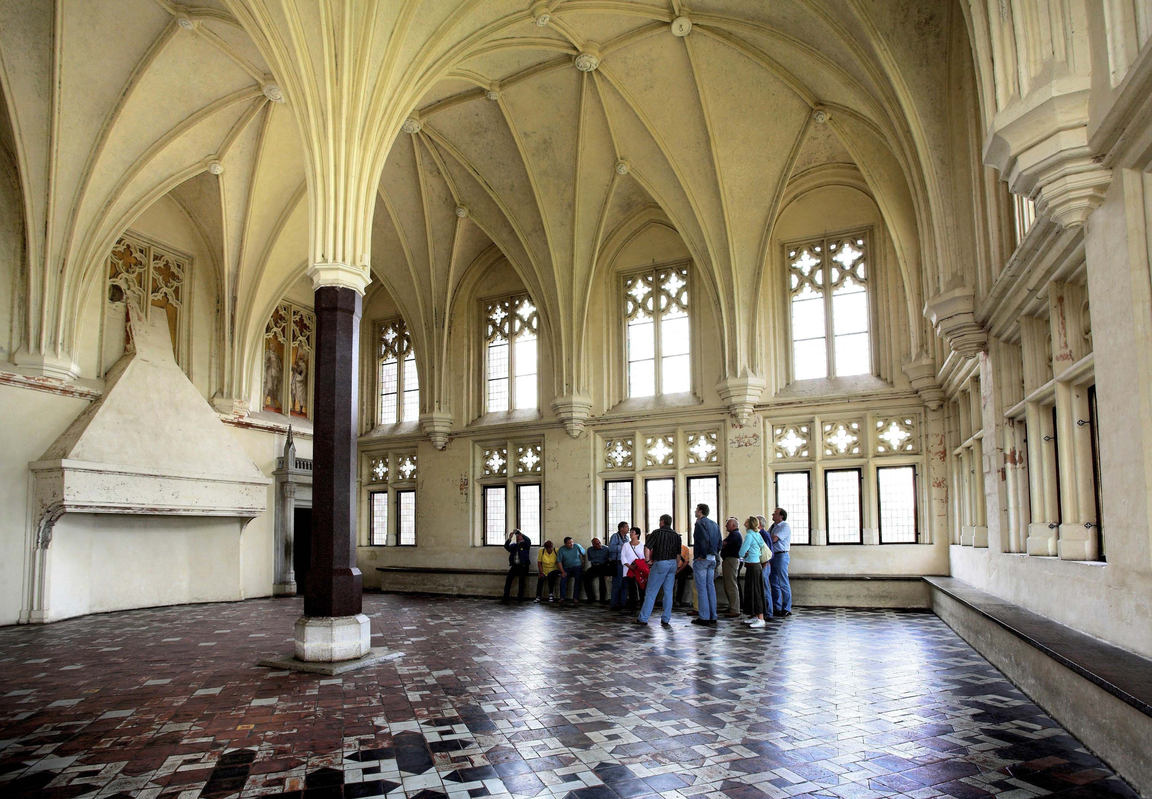 Suurmestarin palatsin salissa on katseen vangitseva holvikatto.