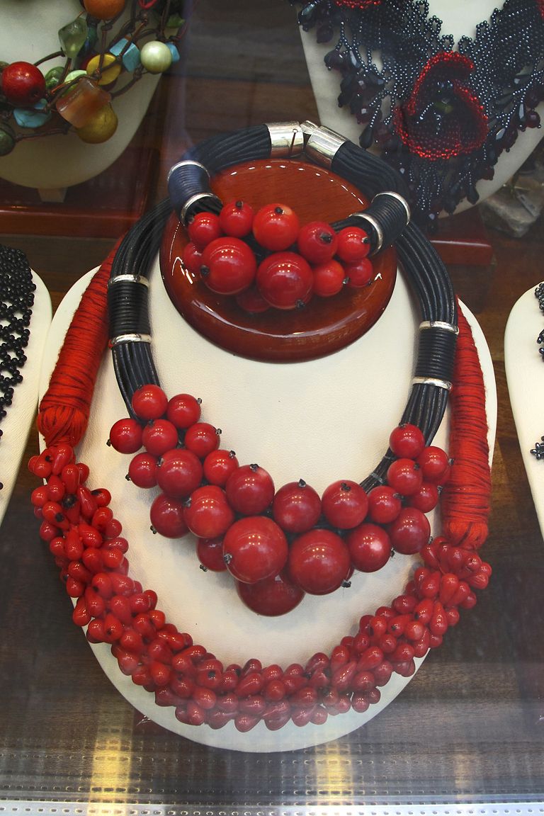 Yksilöllisiä koruja saa gallerioiden shopeista.