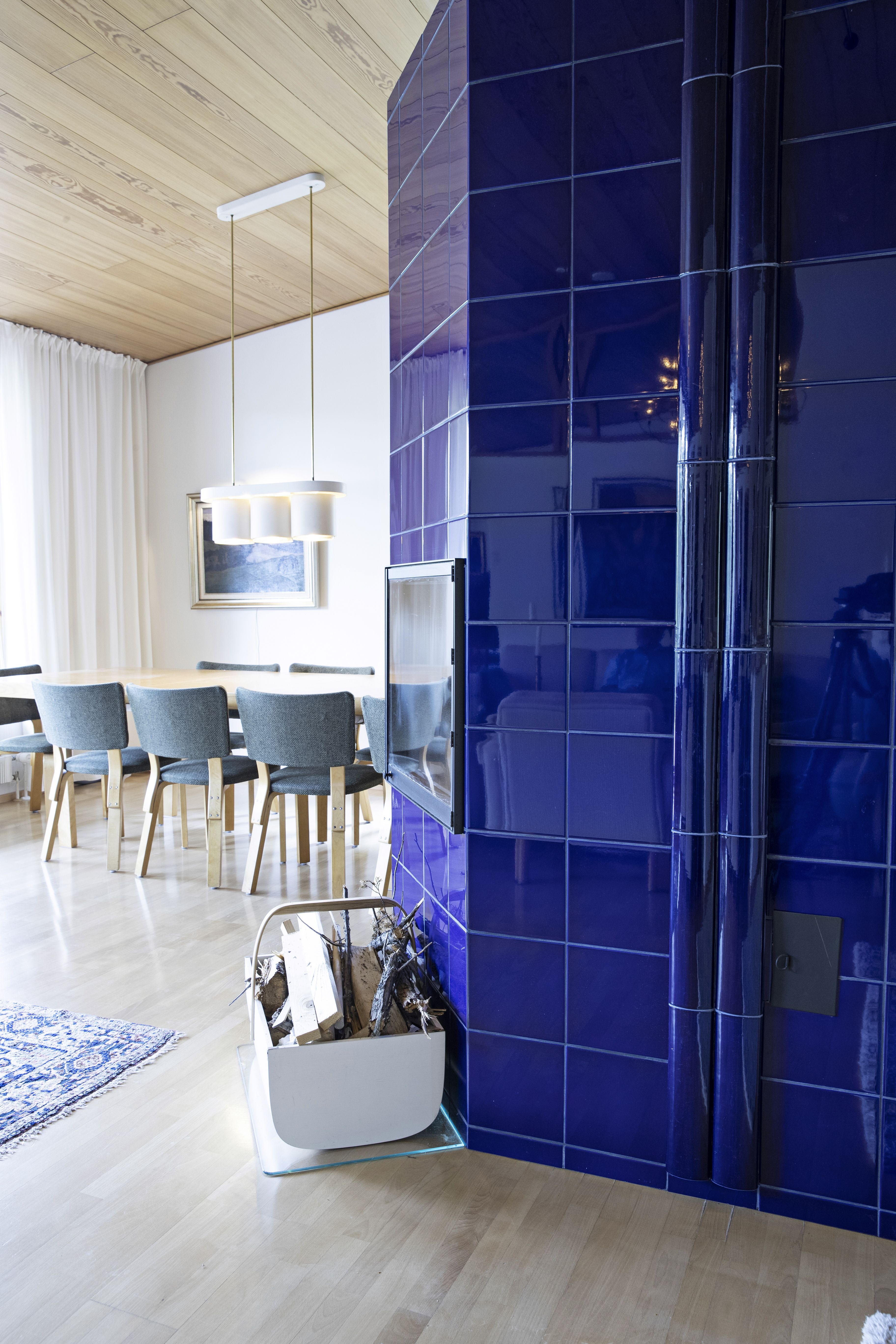 Takan sininen laatoitus on lainaa Aallon suunnittelemasta Seinäjoen kaupungintalosta.