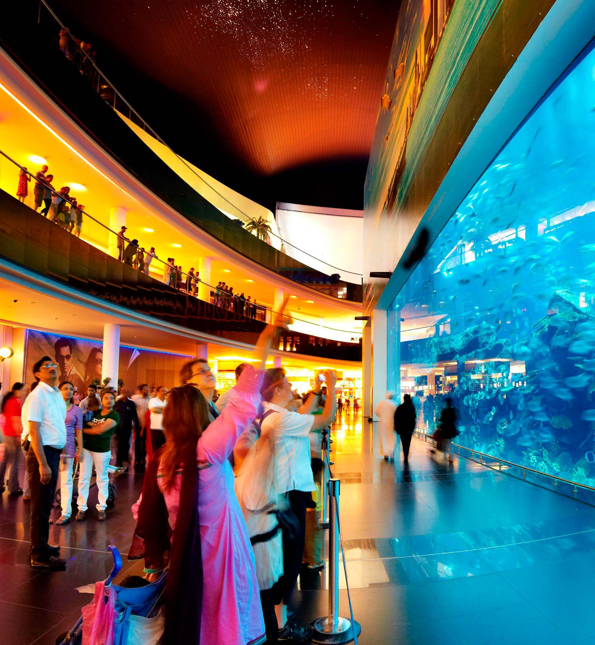 Dubai Mall -ostoskeskuksen akvaarioon pääsee sukeltamaan ja ajamaan vedenalaisella skootterilla 120 eurolla.