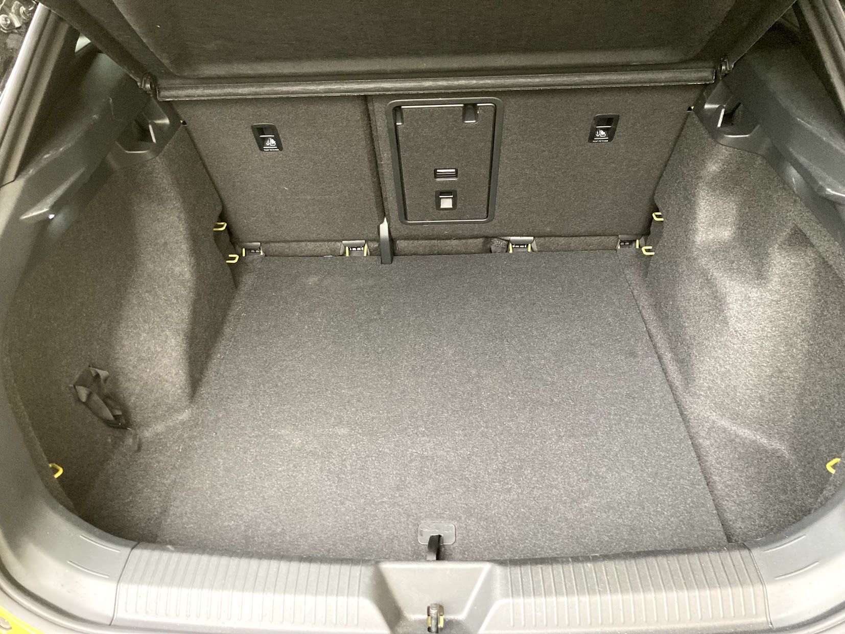 Tavaratila on iso muttei valtava. Latausjohdoille on säilytystila tavaratilan alla. 