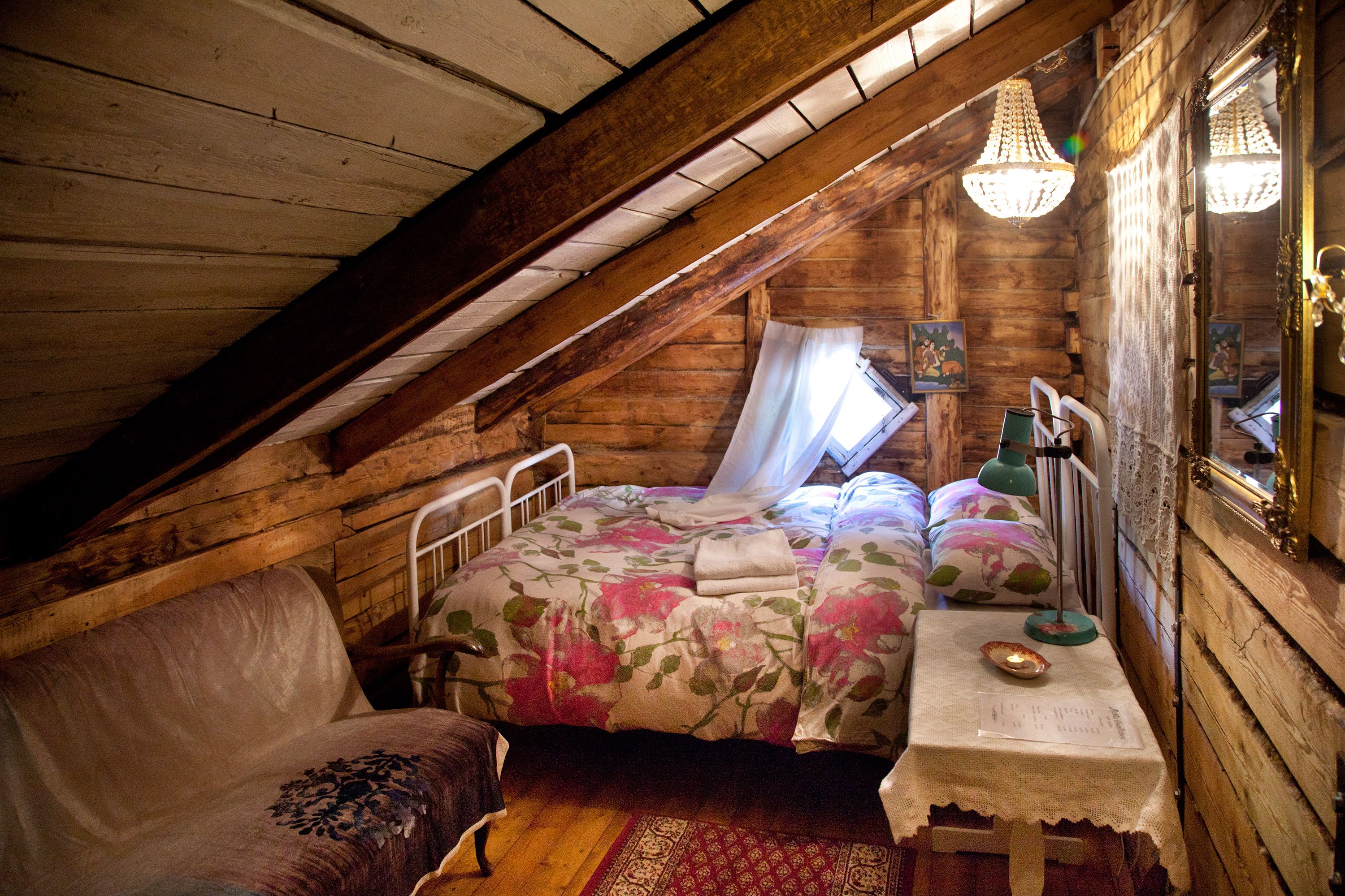 Marta guesthouse tarjoaa ullakkohuoneen vaikka hääyöksi.