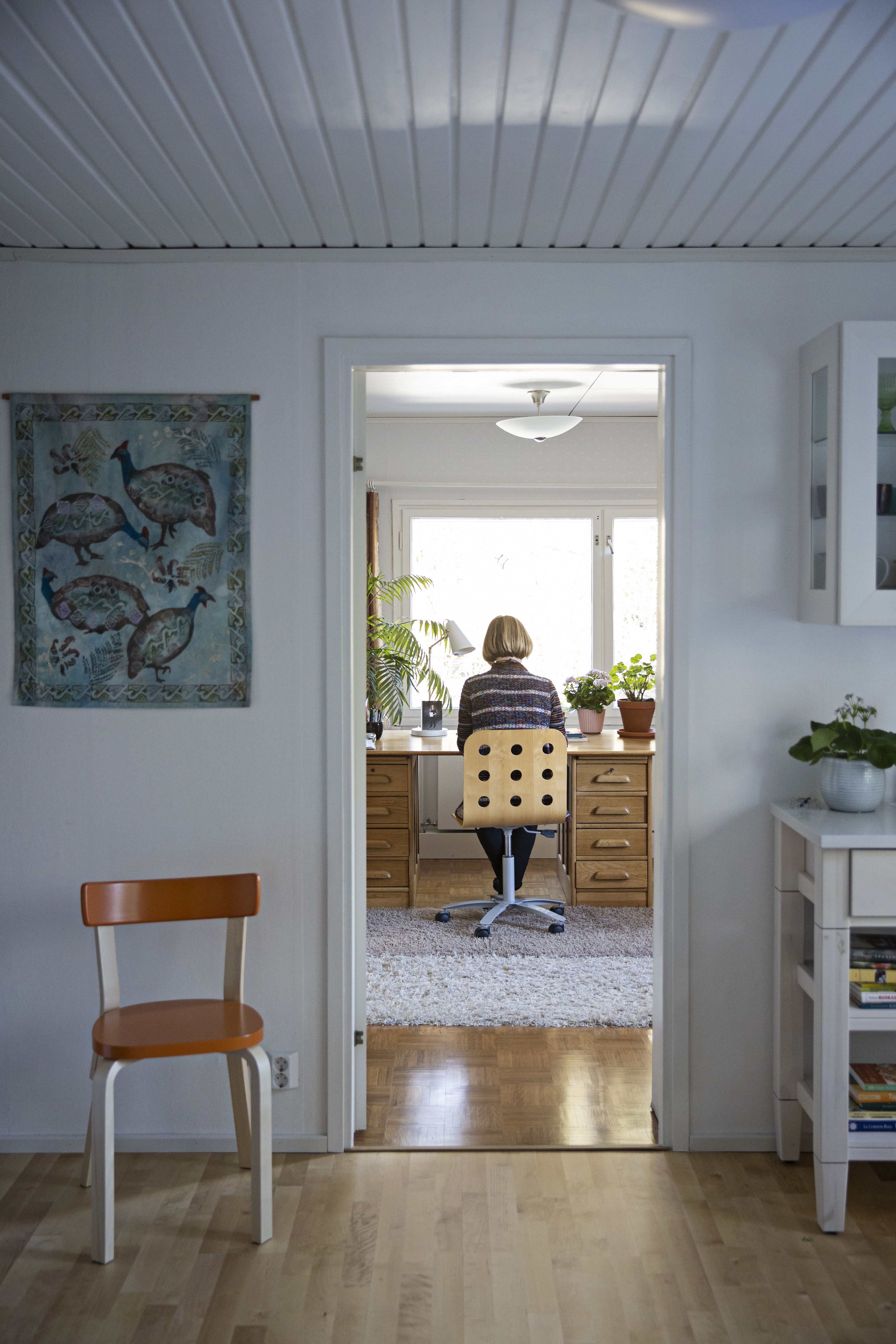 Vanhusasiavaltuutetun toimisto on ollut paljolti etänä Päivin kotona.