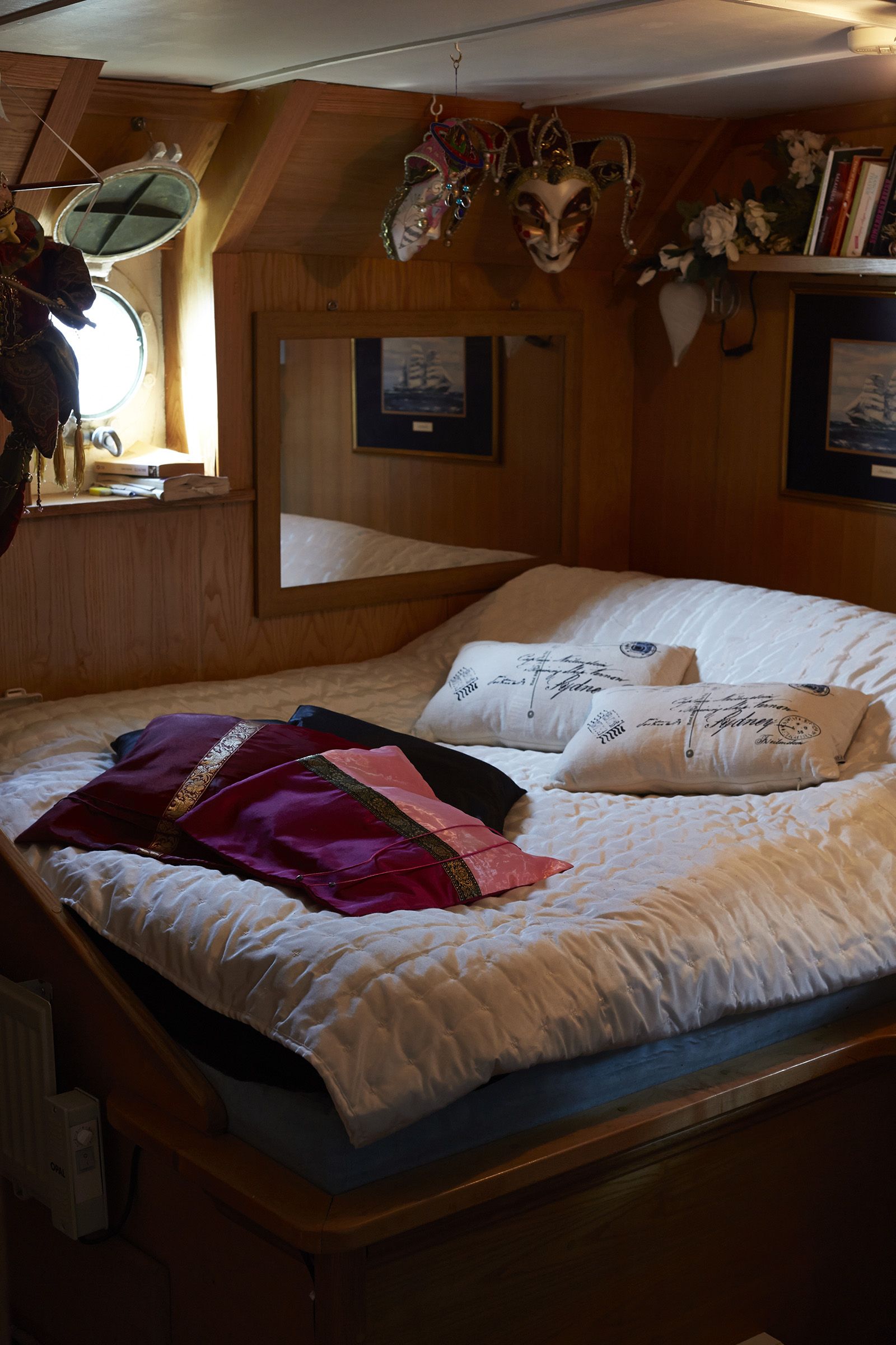 Suurinta makuuhuonetta somistavat venetsialaiset naamiot.