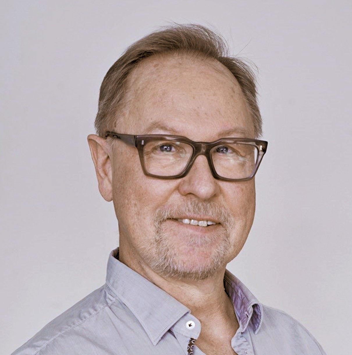 Esa&nbsp;Väliverronen&nbsp;työskentelee viestinnän professorina Helsingin yliopistossa. Hän on tehnyt töitä myös toimittajana ja kirjoittanut useita mediaa ja sananvapautta käsitteleviä teoksia.