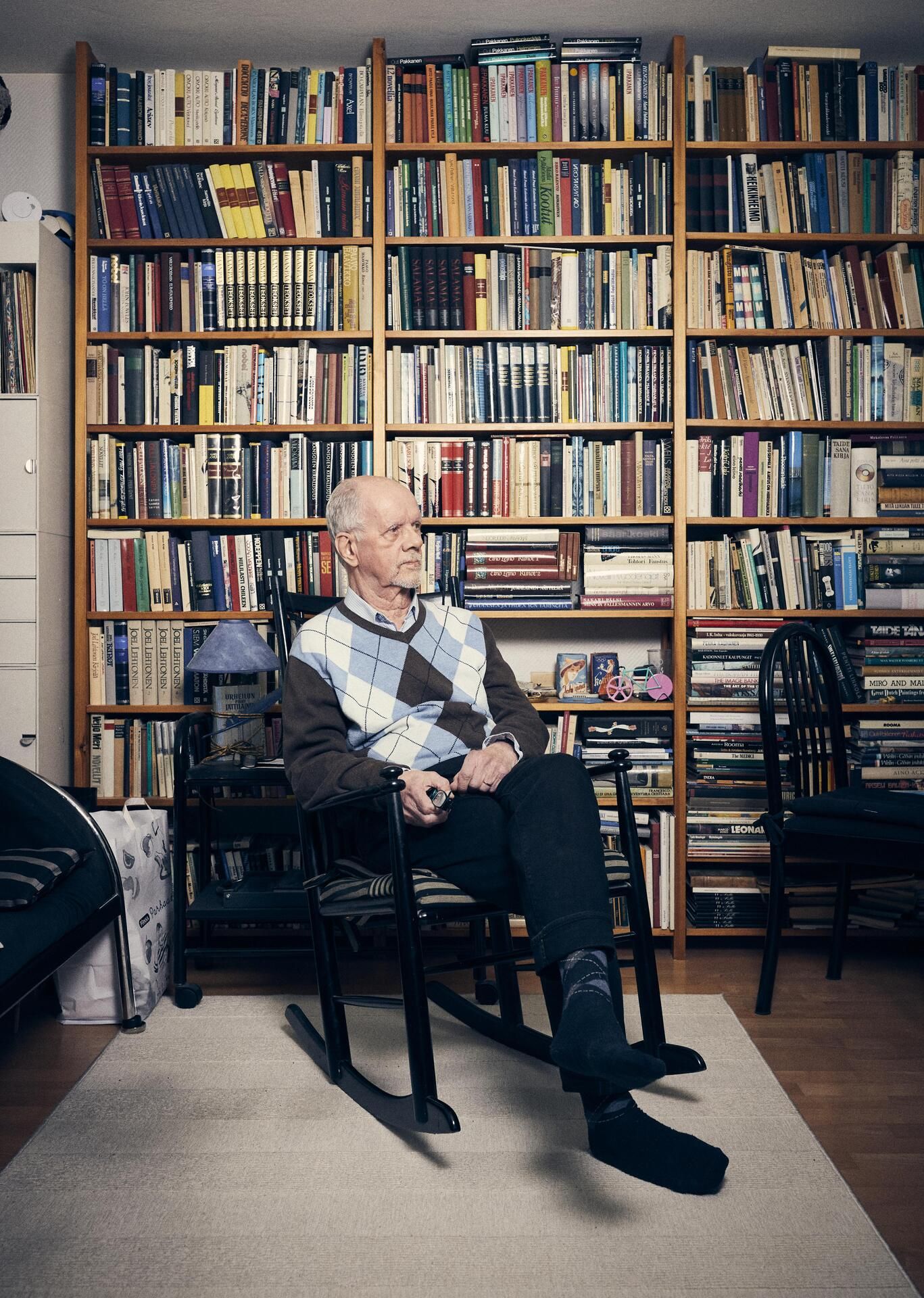 Jukka Pakkanen kirjoittaa romaania noin tunnin joka aamu. –Enimmäkseen vain ajattelen. Se, mitä paperille tulee, on vain seurausta ajattelusta.