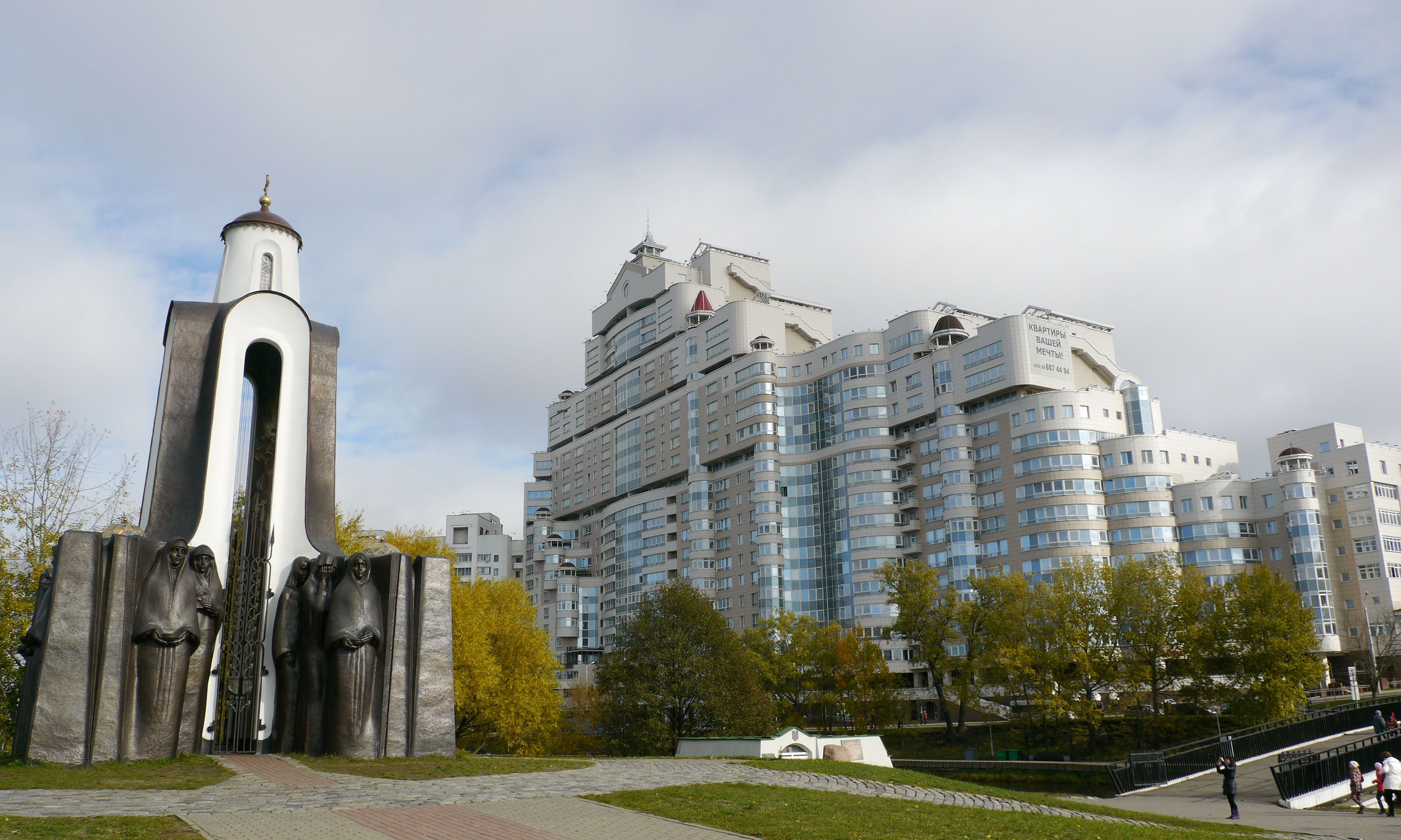 Afganistanin sodan uhrien muistomerkki sijaitsee Kyyneltensaareja.