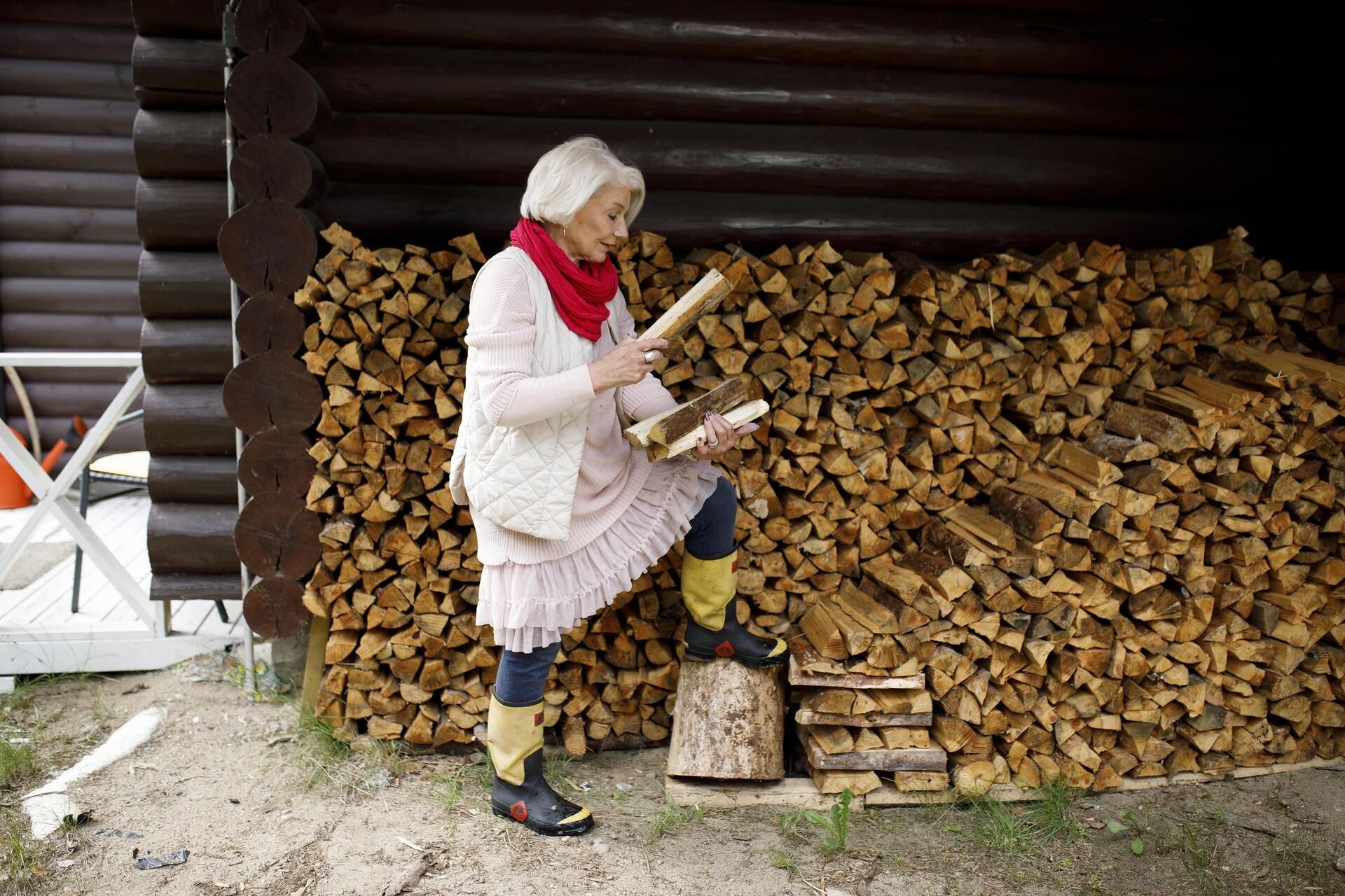 Ritvan mökkipäiviä täyttävät pienet puhdetyöt ja tulevan talven rooliin valmistautuminen. 