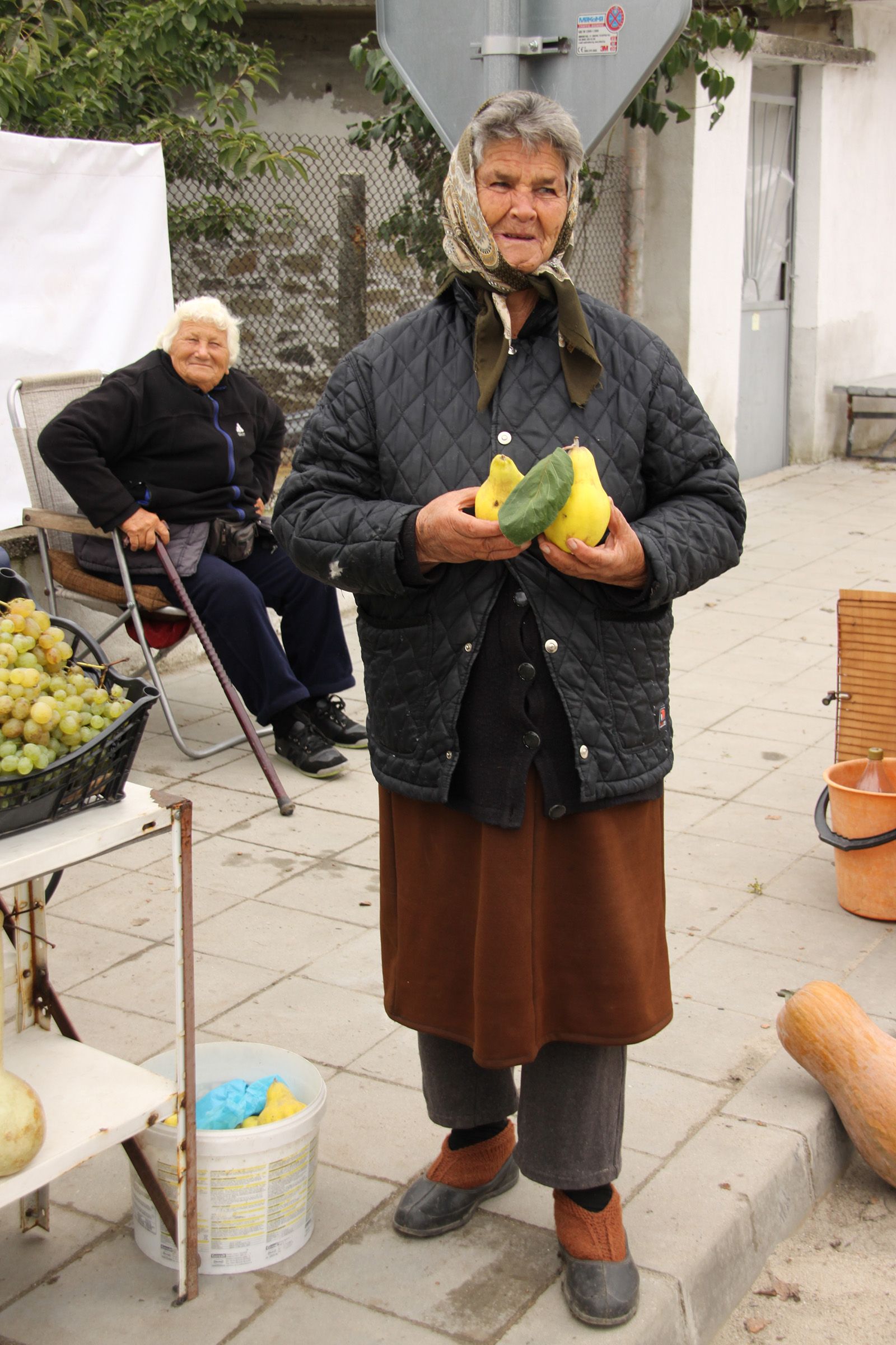 Karabunarin kylässä mummot myyvät puutarhojensa satoa.