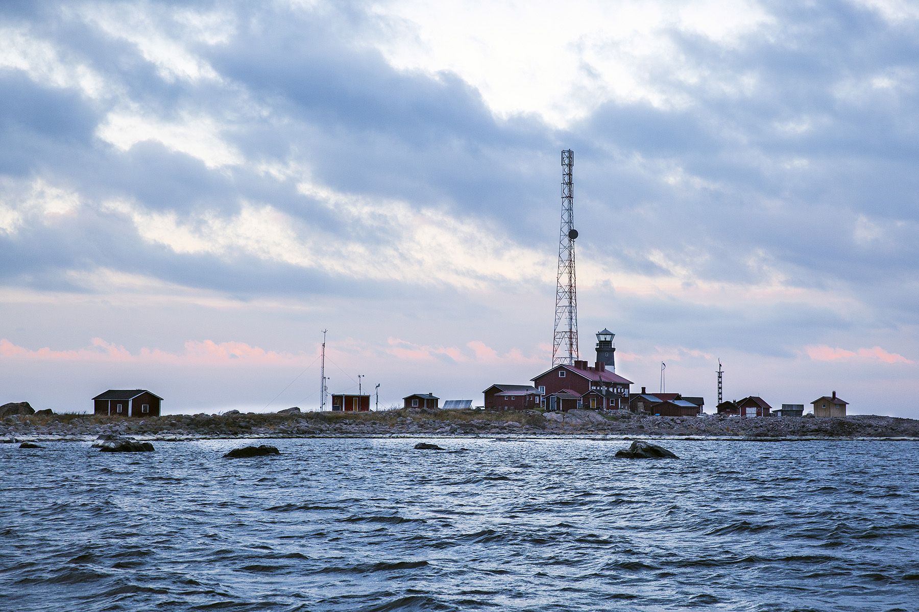 Ulkokallassa majakkaa korkeammalle nousee nyt Soneran linkkimasto. Vanhassa majakanvartijan talossa on kesäisin majoitustoimintaa.