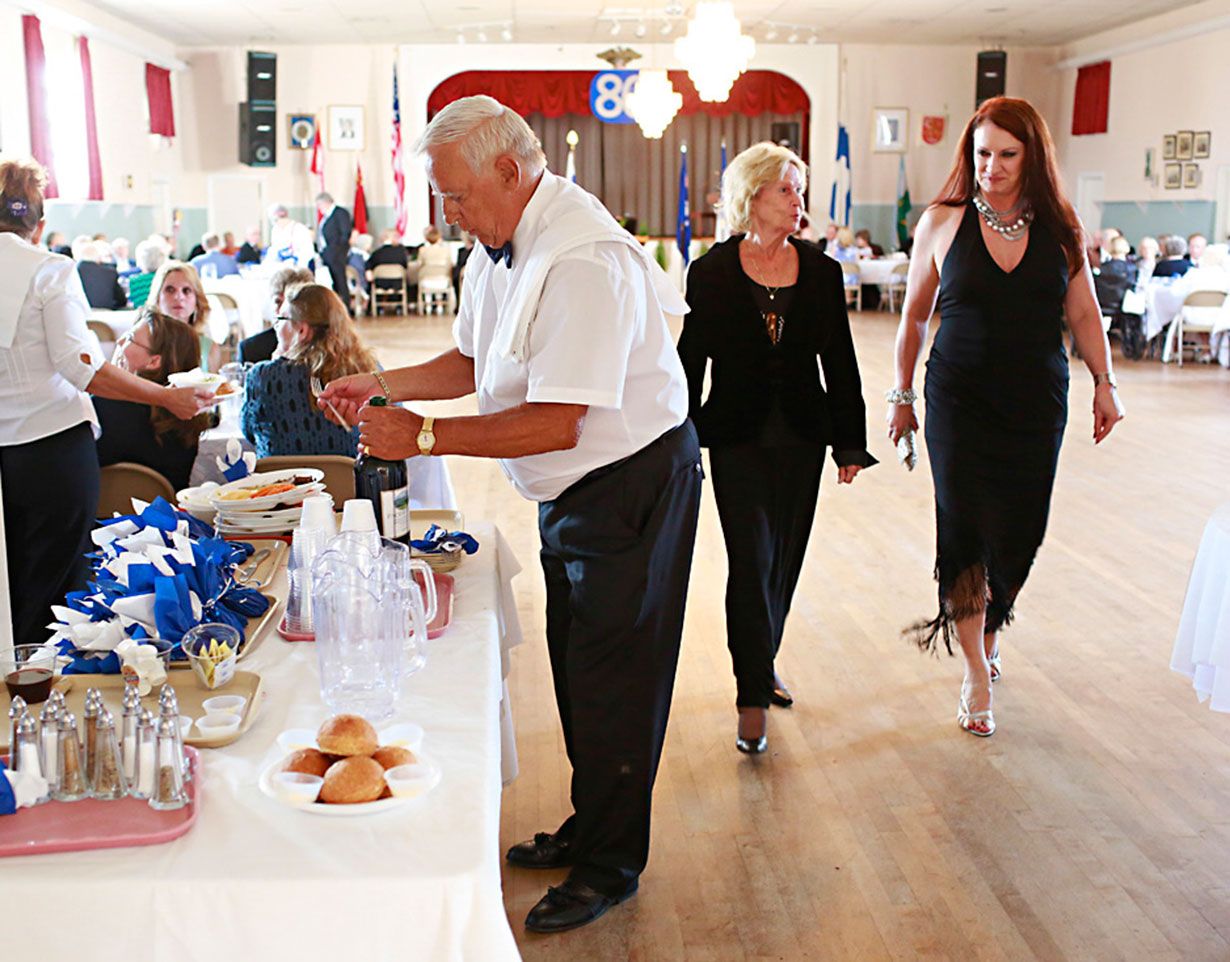 Säpinää salissa. Happea haukkaamassa ystävykset Marjatta Grön ja Cynthia Makris.