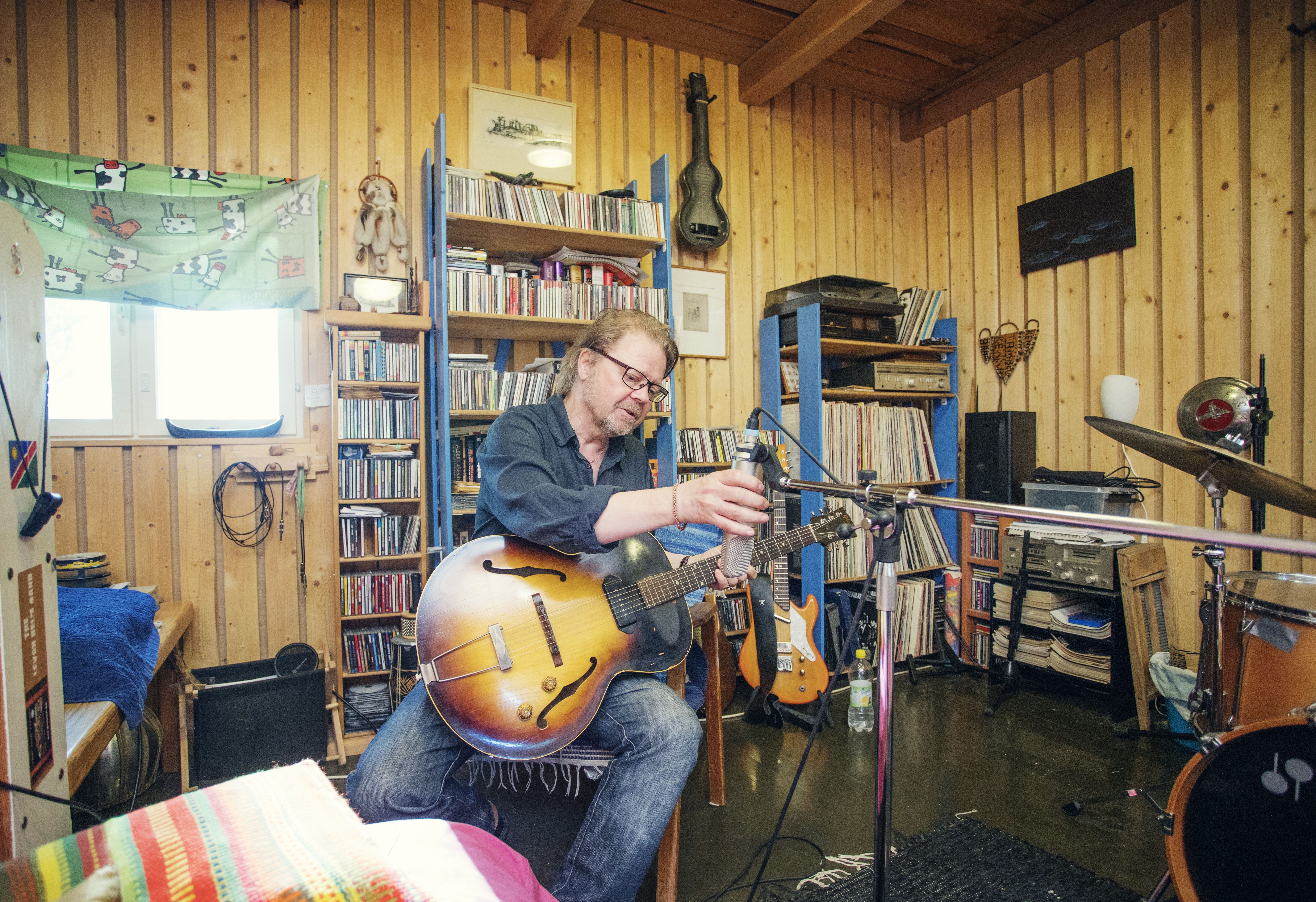 Jarkka on vallannut pappilan piharakennuksesta itselleen työhuoneen ja studion.