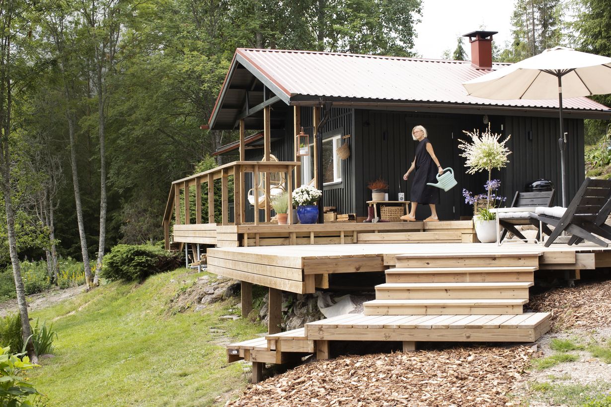  Vaaleanvihreän mökin uudeksi väriksi Sissu valitsi tumman männynlatvan vihreän. Terassin hän pitää kunnossa ruskealla puuöljyllä.