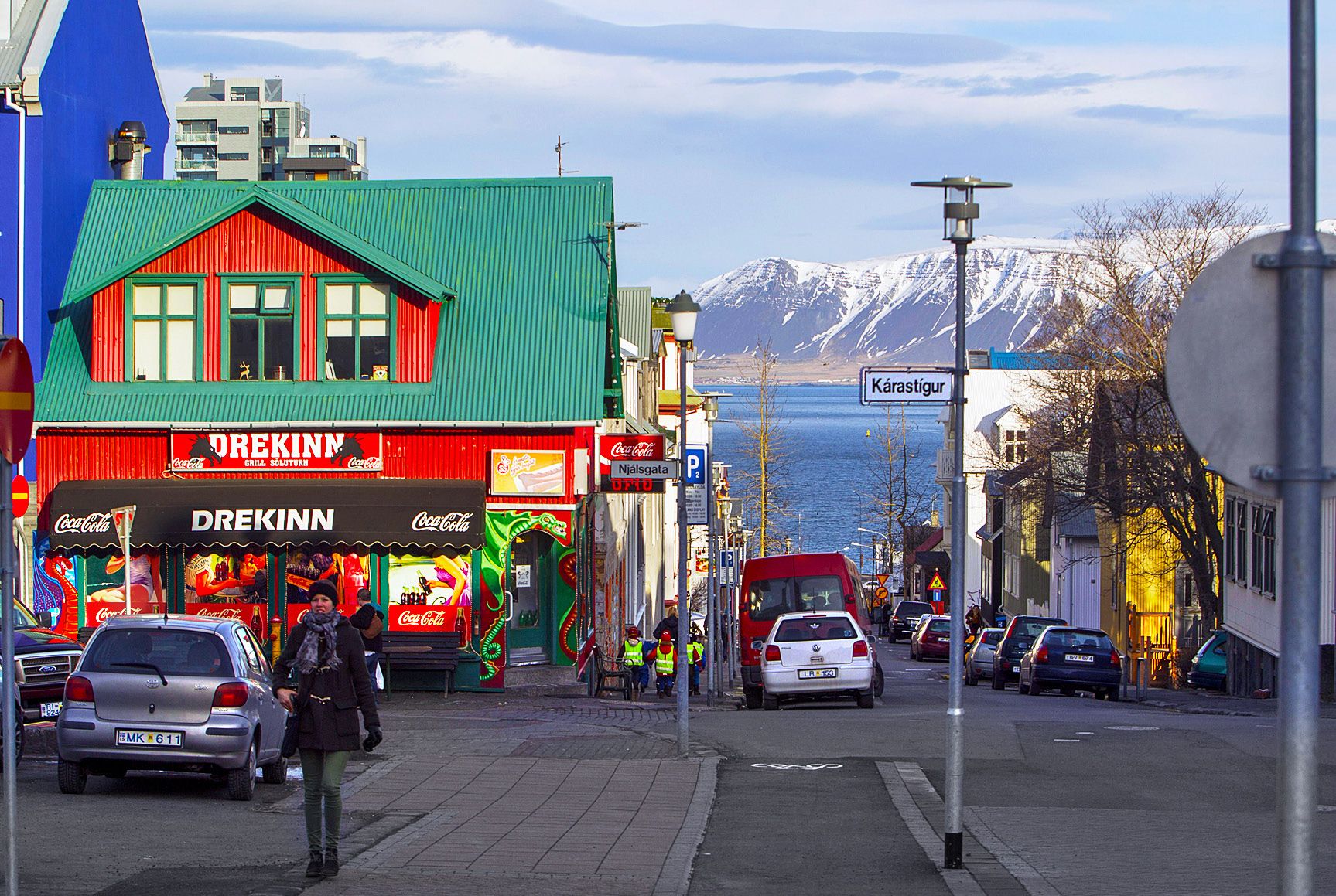 Reykjavik on kaupunki meren ja vuorten puristuksessa.
