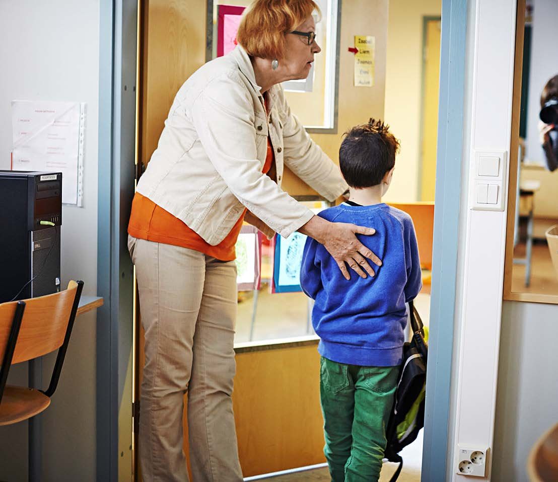 Kaisa kättelee joka päivä oppilaat, kun he lähtevät koulusta. Joskus halataankin.