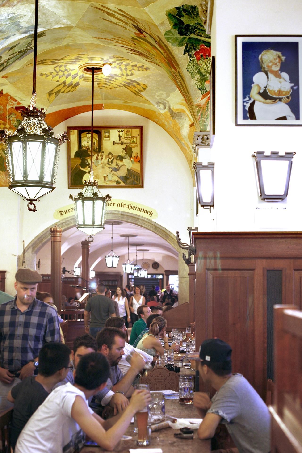 Hofbräuhausin tunnelma on mutkaton ja rento.