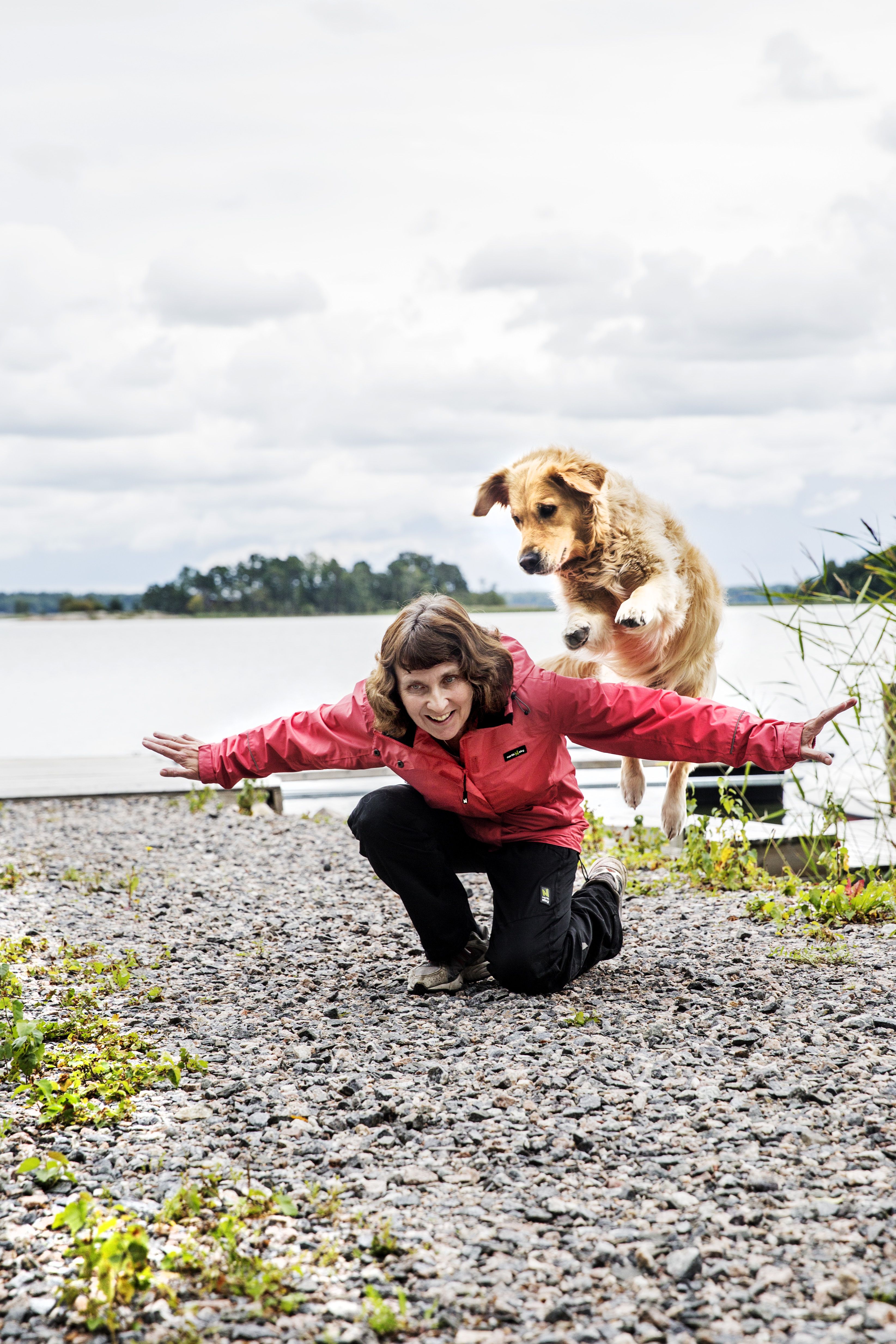 Sani loikkaa näyttävästi Tiinan käsivarren yli.