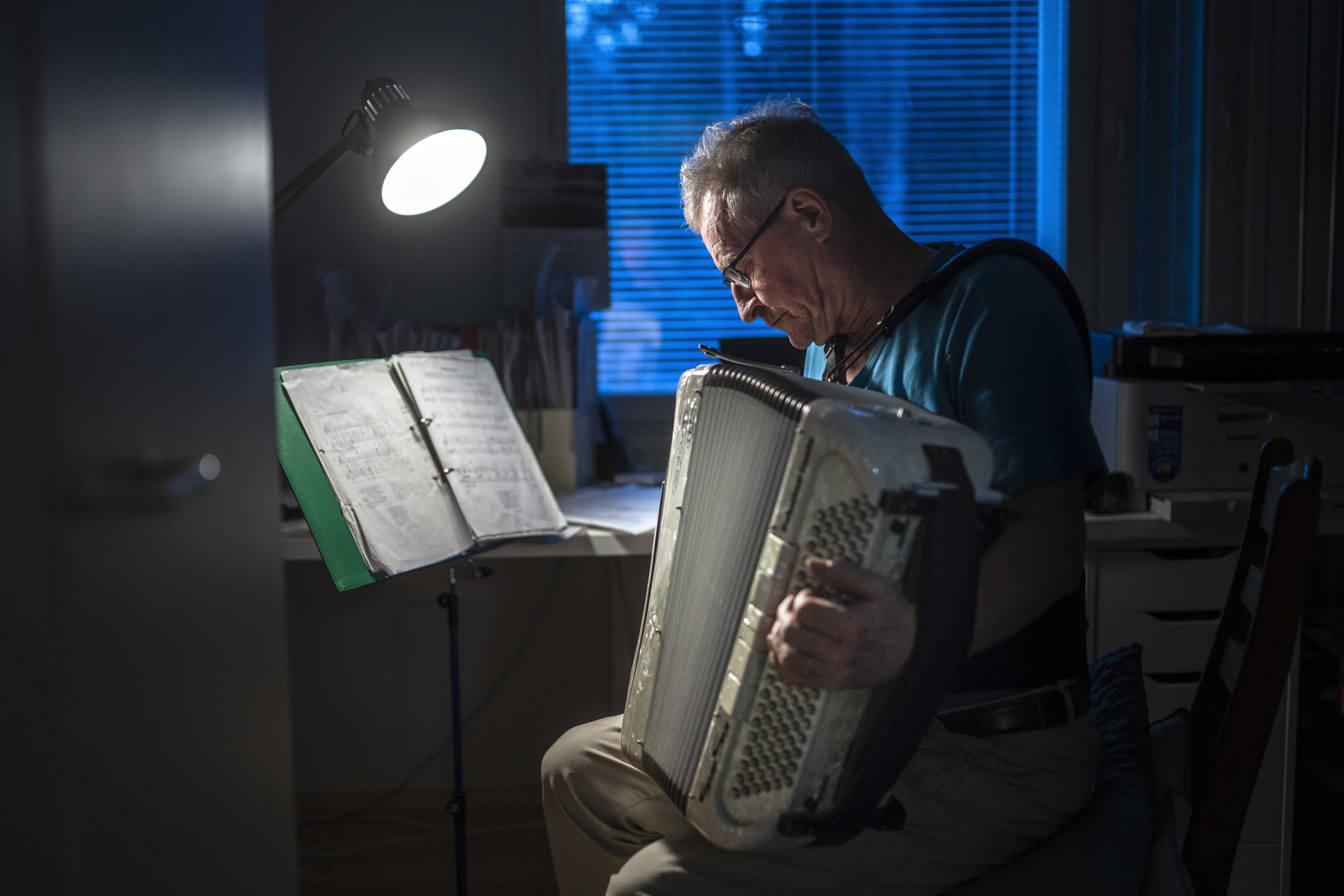 Haitarinsoiton avulla Petter hoitaa kuntoaan ja omaa muistiaan. Säkkijärven polkan sävelillä hän saa myös yhteyden vaimoonsa.