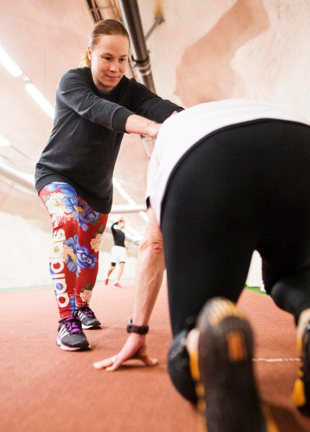 Valmentaja Heli Halava auttaa oikean lähtöasennon löytymisessä.