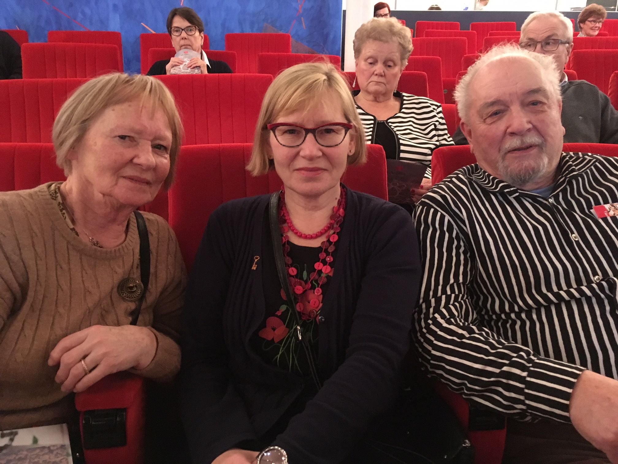 Lea, Niina ja Teuvo Jaakkola kiittivät Teemu Keskisarjan esitystä adventtiristeilyllä.