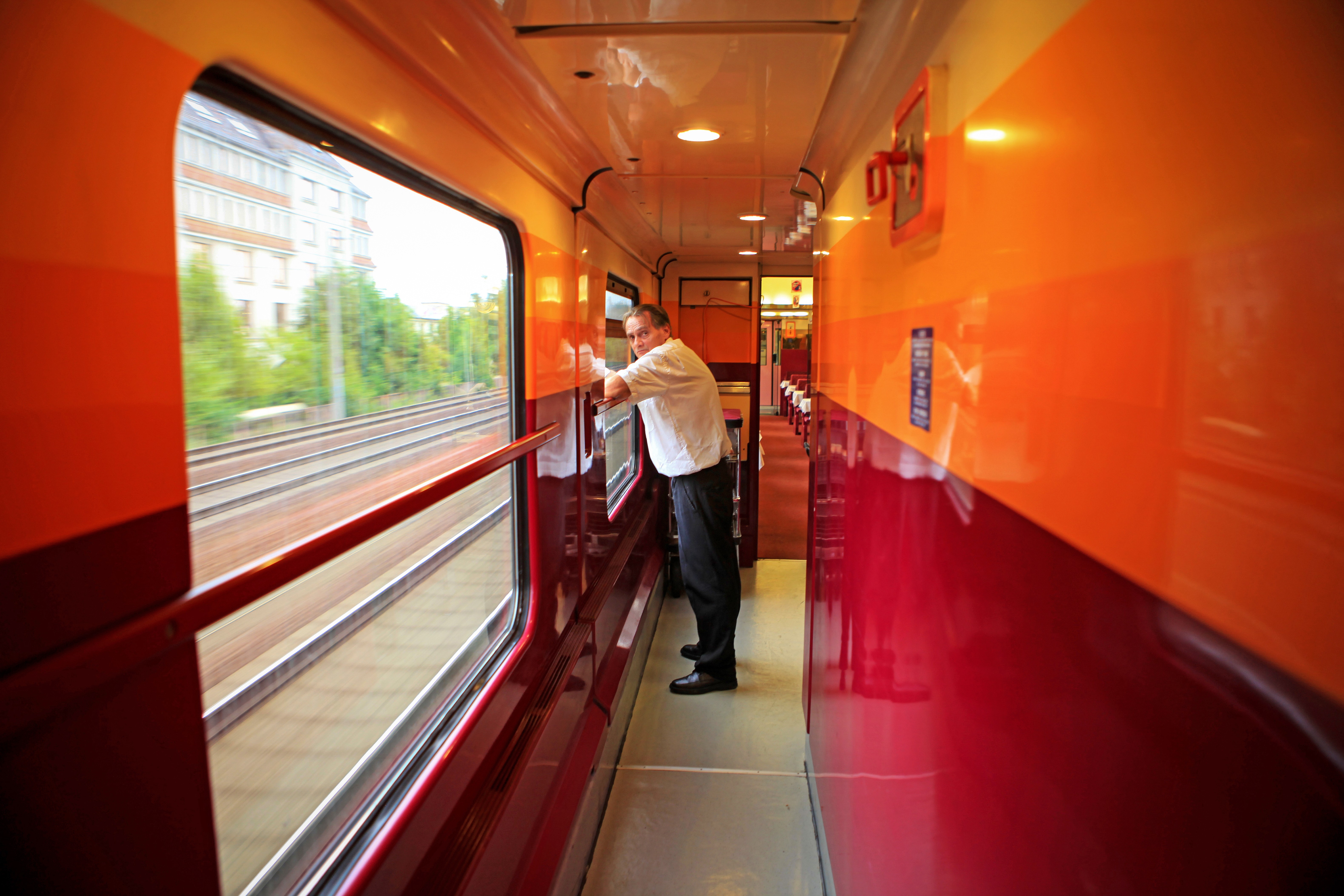 Puolen vuorokauden matka alkaa. Saksan rajan jälkeen samalla lipulla voi pysähdellä mielin määrin ja jatkaa matkaa myöhemmin samalla junalla.
