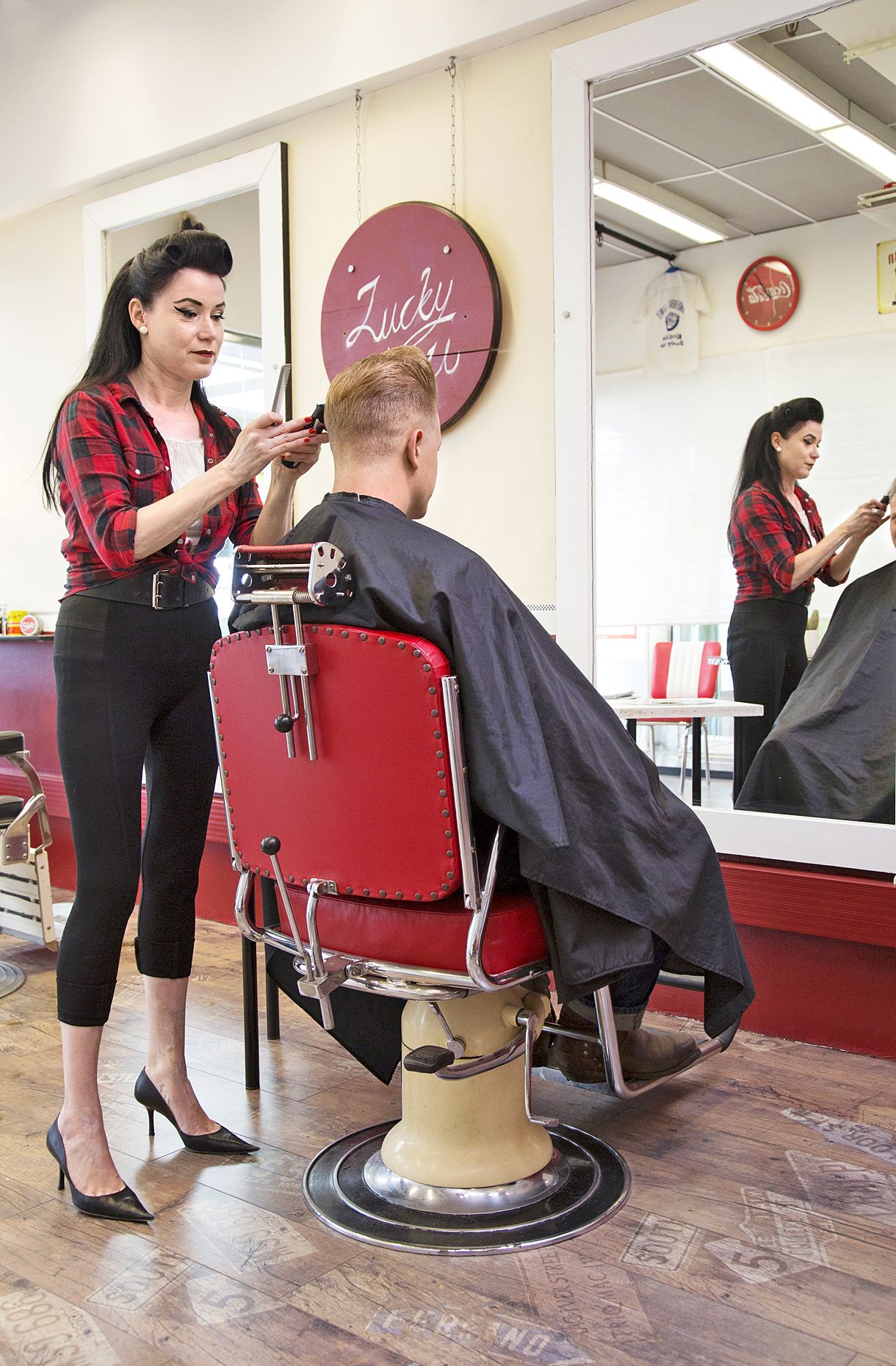 Netan parturiliikkeessä on autenttinen tunnelma, muotoilu­tuotteista alkaen. ­Viimeisteltävänä Jesse Ruotsalainen. 