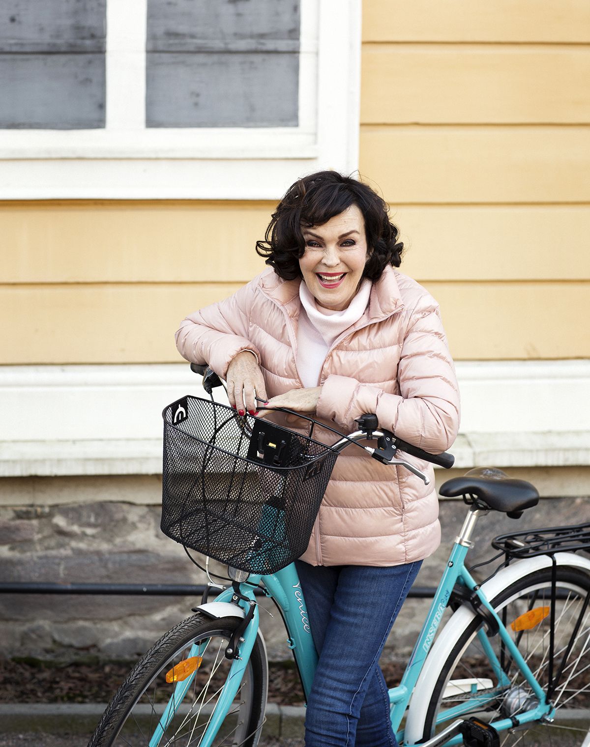 Paula tekee ehtiessään keikkoja palvelutaloissa. Niillä keikoilla hän näkee musiikin merkityksen.