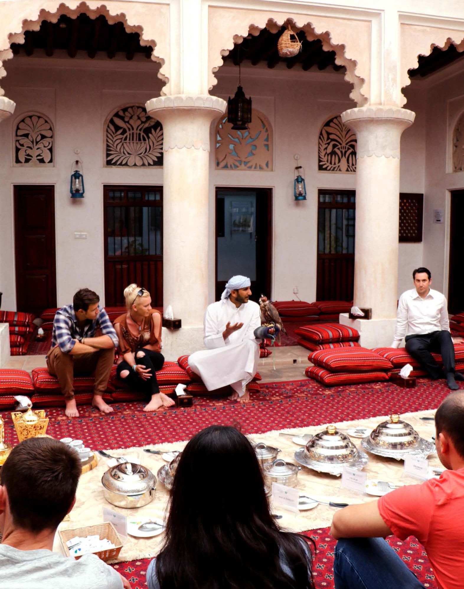 Haukka oli mukana kulttuurikeskuksen aamiaisella. Sen silmät peitetään, jottei se stressaannu yleisöstä.