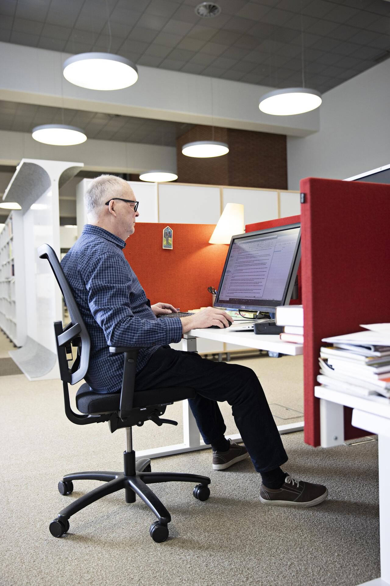 Työnäkölasit helpottavat oikean ergonomian löytämistä päätetyöskentelyssä.