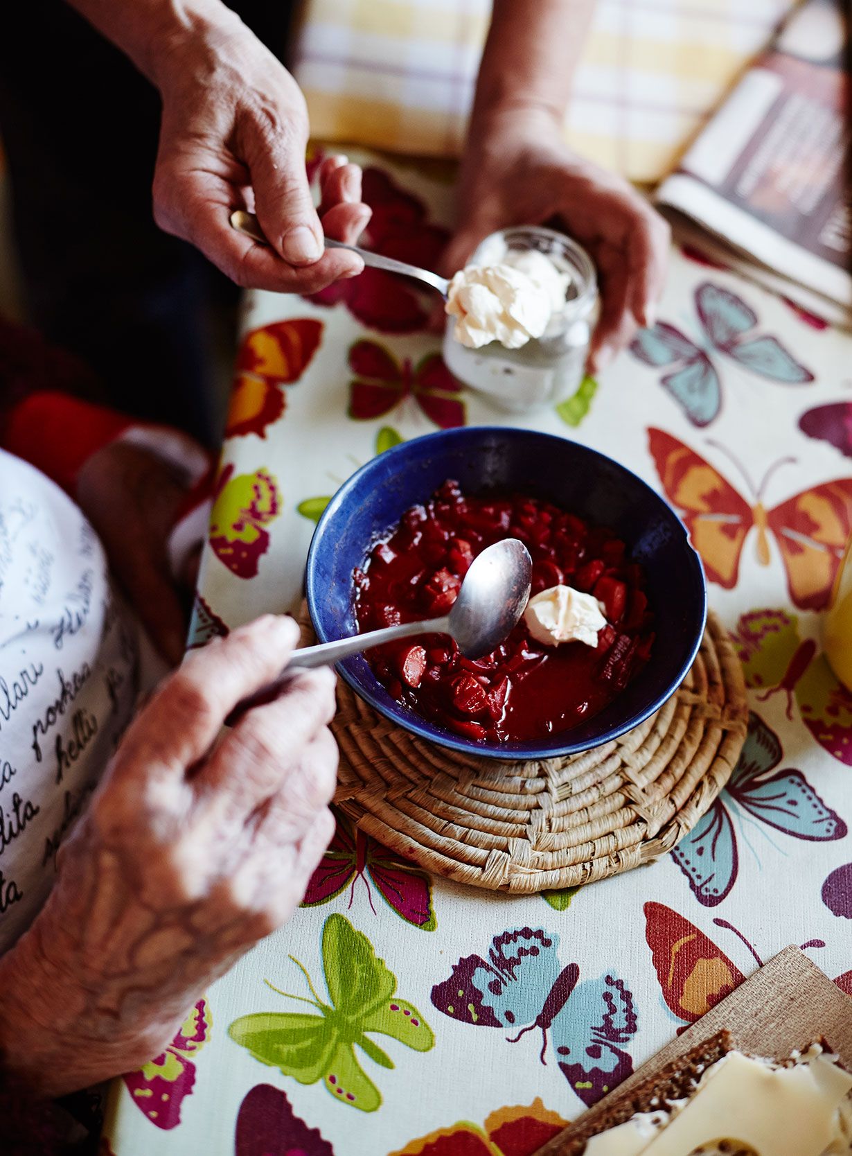 Alli nauttii kotiruuasta. Syömisistä vastaa tytär Pirkko.