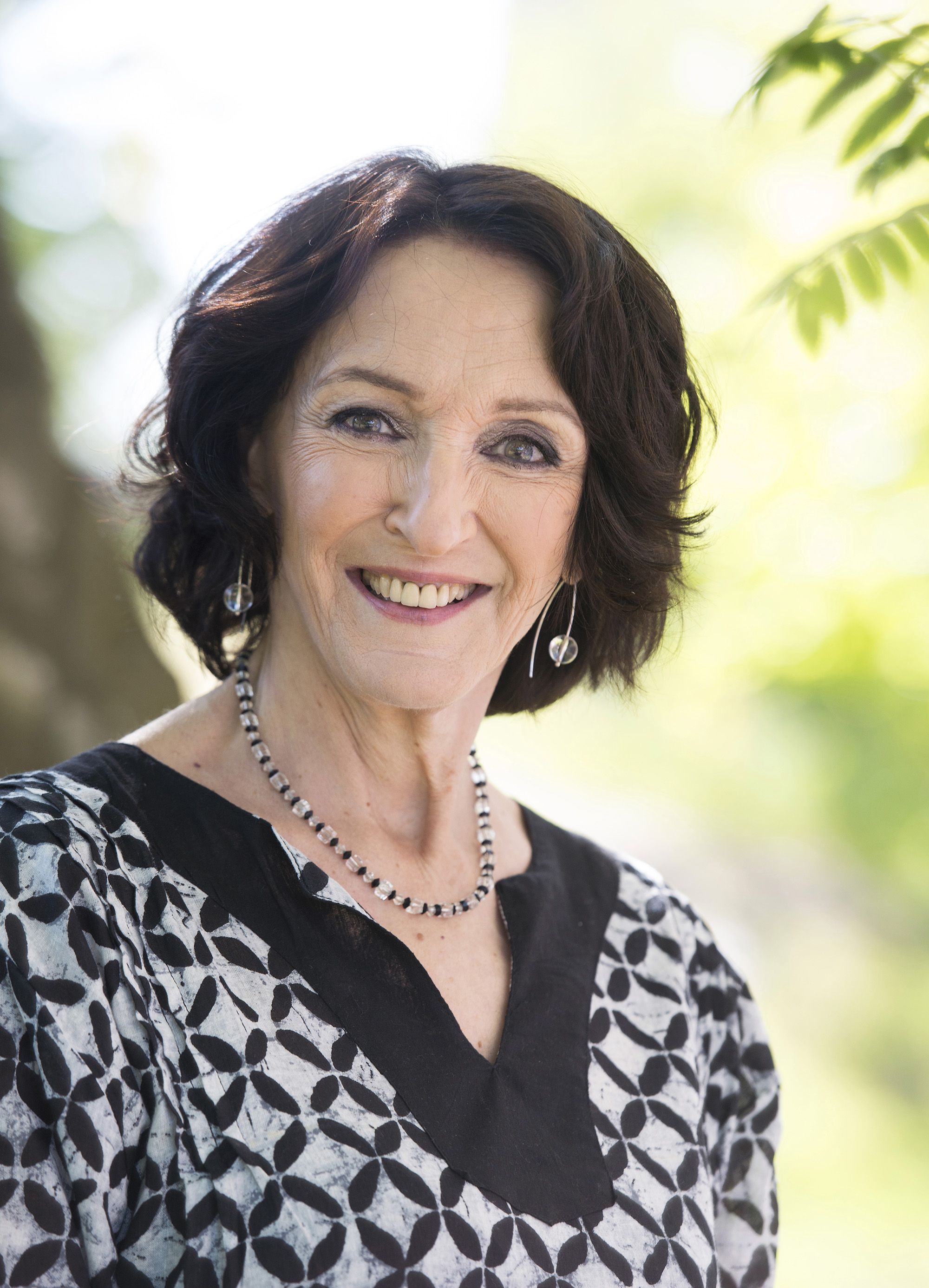 Näyttelijä Tiia Louste, 69. "Tiia on laajalti sivistunyt, Hän suoritti kuusikymppisenä ylioppilaskirjoitukset. Tiia tietää paljon myös oopperasta ja kirjallisuudesta, mutta ei pidä tietämistään melua", ystävä Eija Vilpas kertoo. 