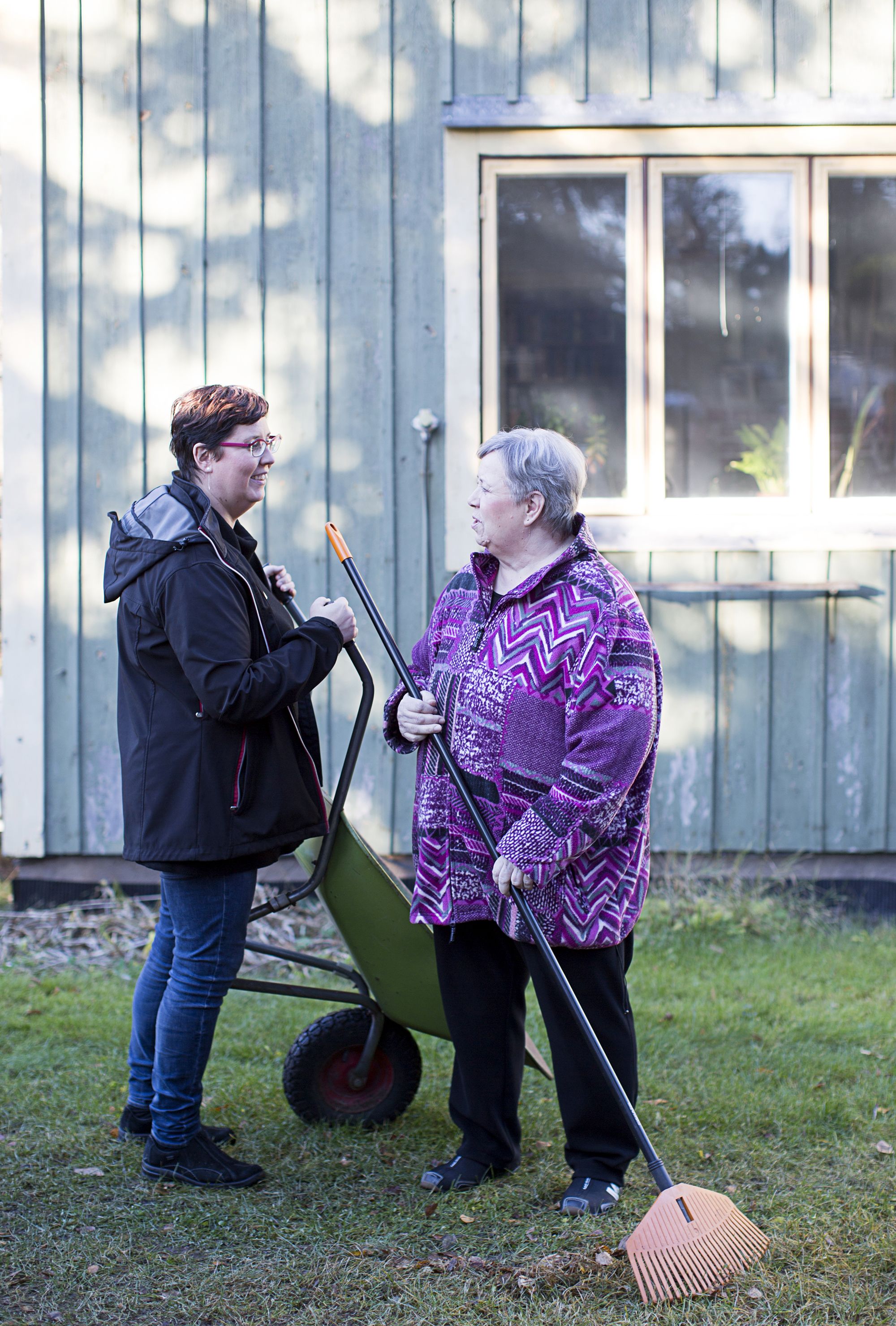 Kyllösen naiset viihtyvät yhdessä arkisten puuhien äärellä.