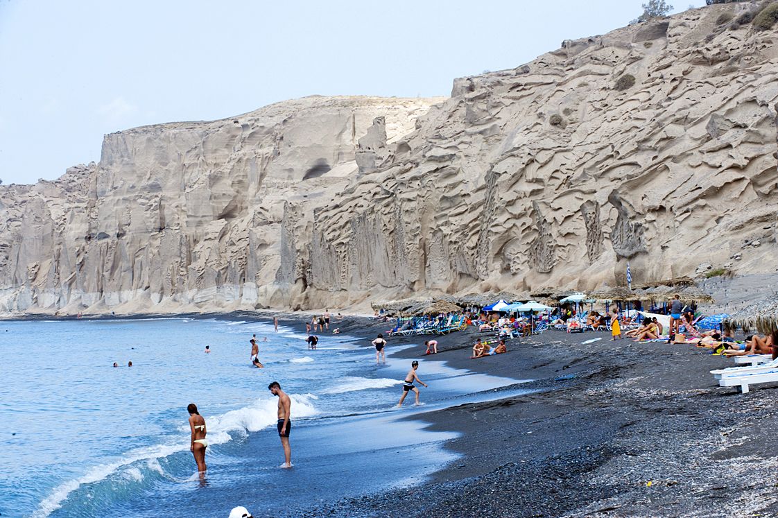 Vlychadan rantaa koristaa hieno hiekka­kiviseinä.
