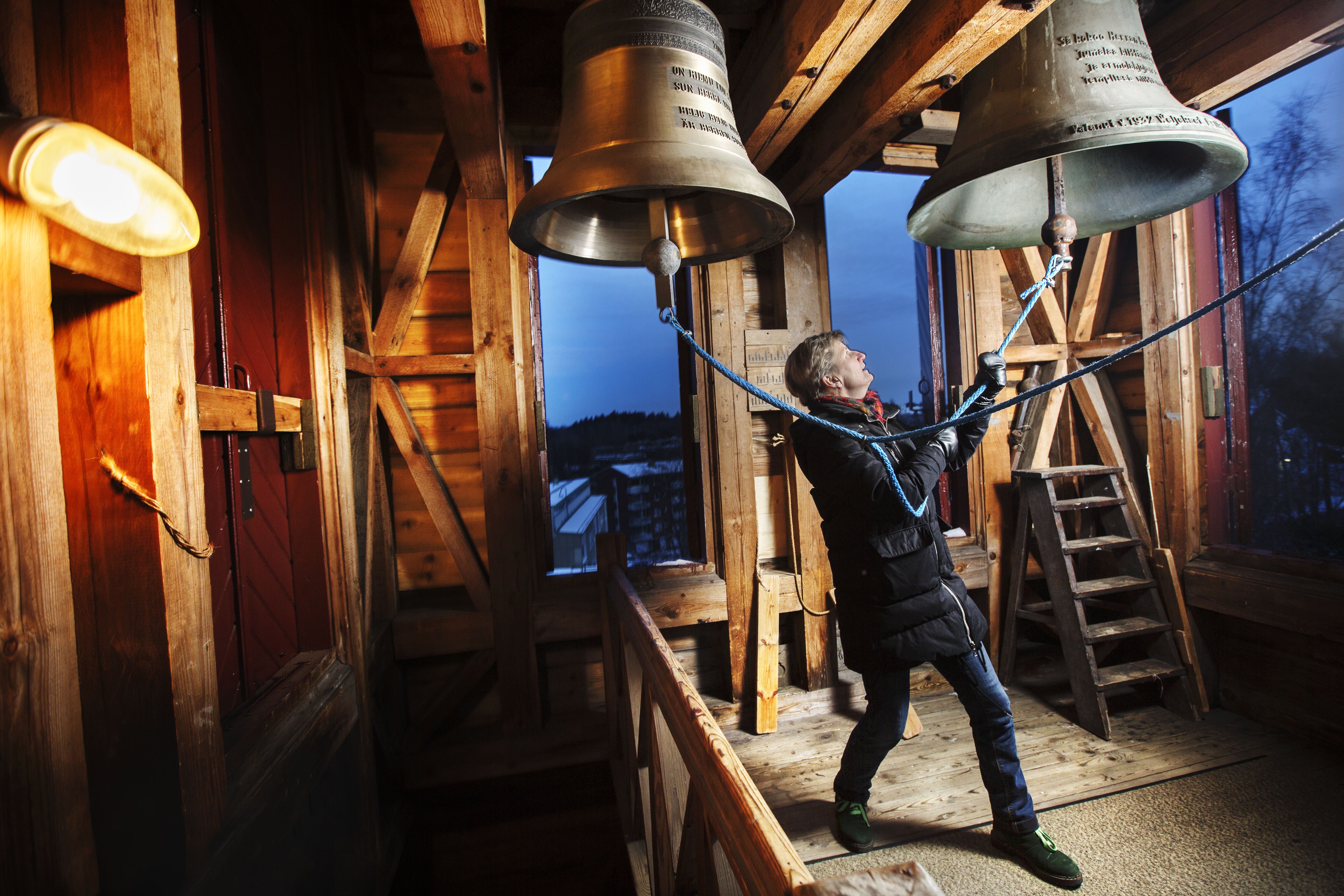 Minna Lindgren harrastaa ehtookellojen soittoa. Huopalahden kirkon kellotorni on Helsingissä viimeinen paikka, jossa ehtookellot soitetaan käsin.