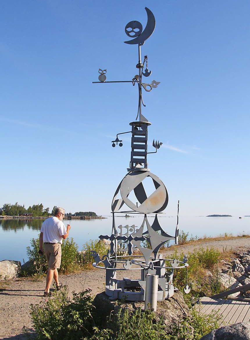 Aurinkoinen sää ja Vaasan Raippaluodon maisemat sopivat pyöräilijälle.