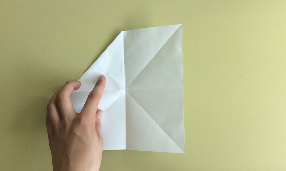 7. Taita kulma keskelle, niin ettei kulma ylitä ohjeen 5 ja 6 viivaa.