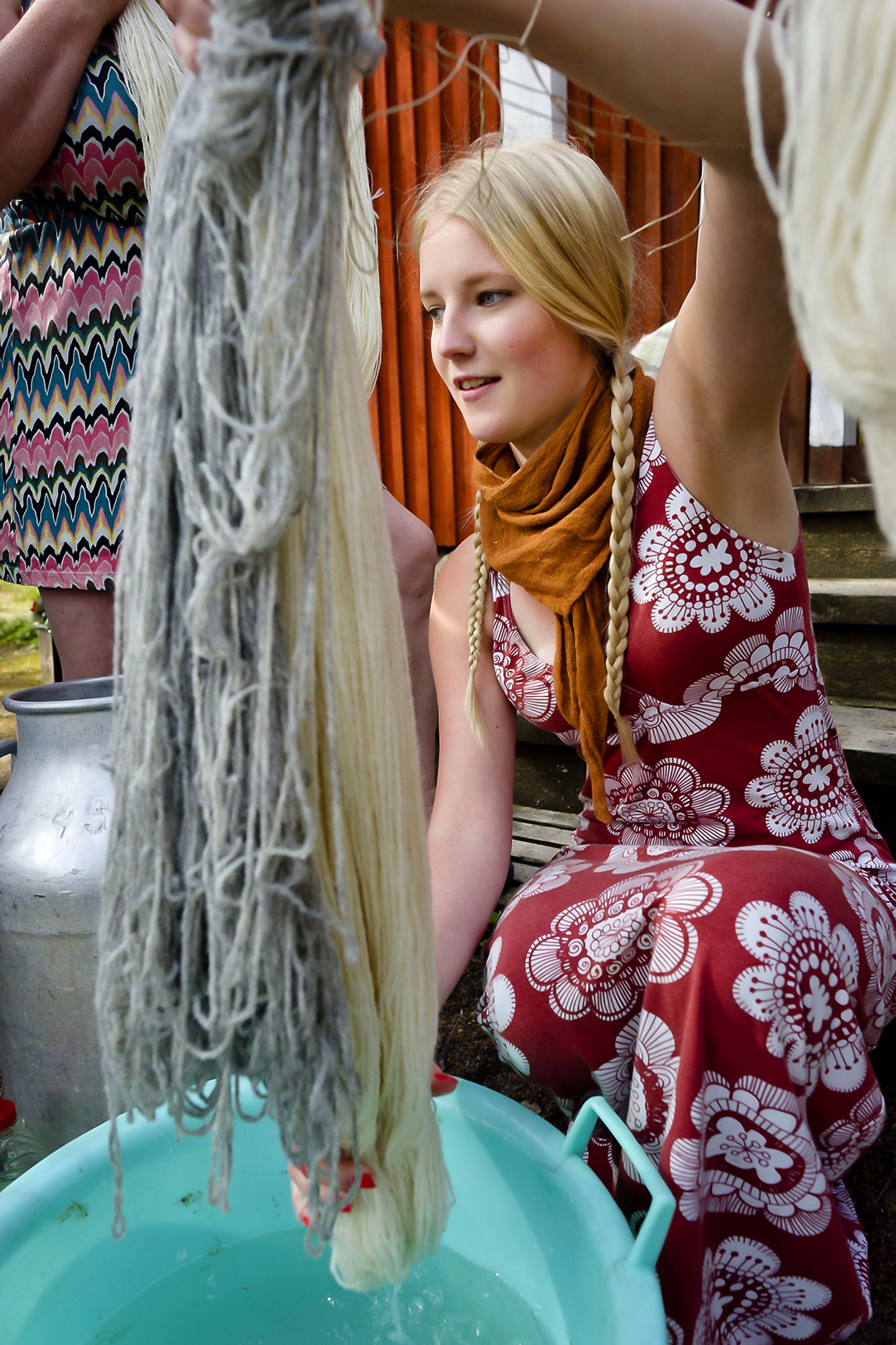 Venla Kiviniemi pesee lankoja ennen värjäämistä.