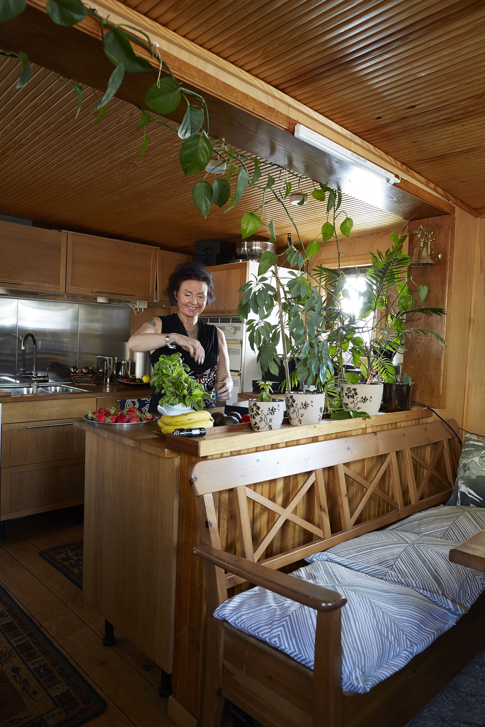 ”Hyvä akustiikka, hyvä sisäilma, kukat viihtyvät”, Mervi luettelee kotinsa hyviä puolia.
