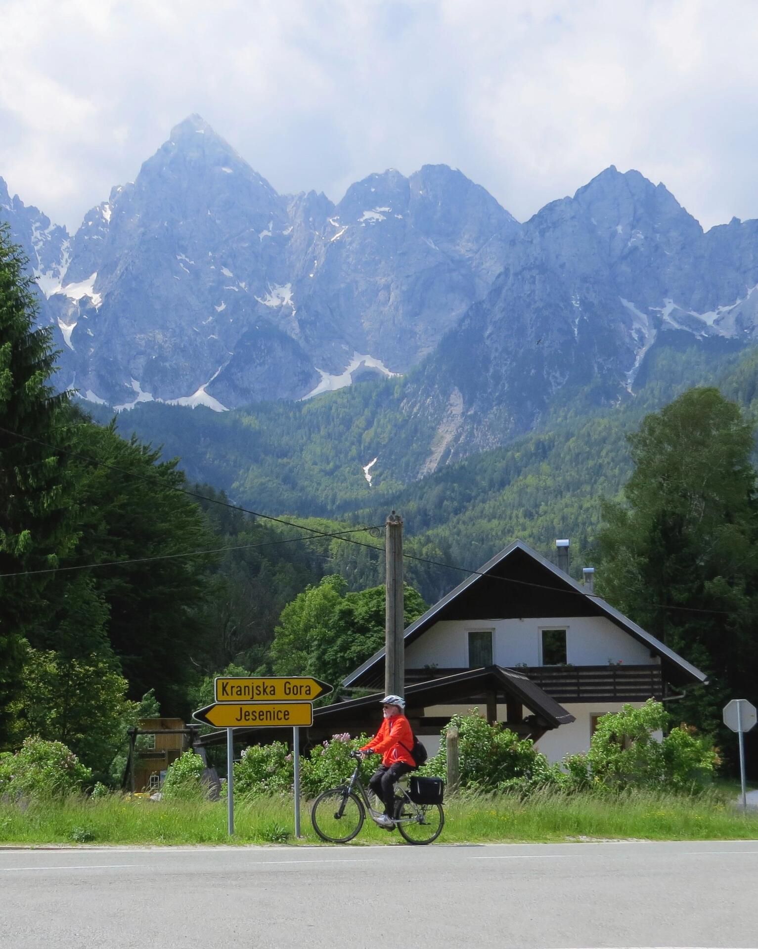 Juha pyöräilee upeissa maisemissa Sloveniassa.