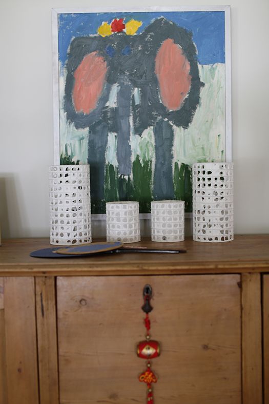 Piirongin päällä on Irinan tekemiä tuikkulyhtyjä. Katariina-tytär maalasi Norsu-työn viisivuotiaana.