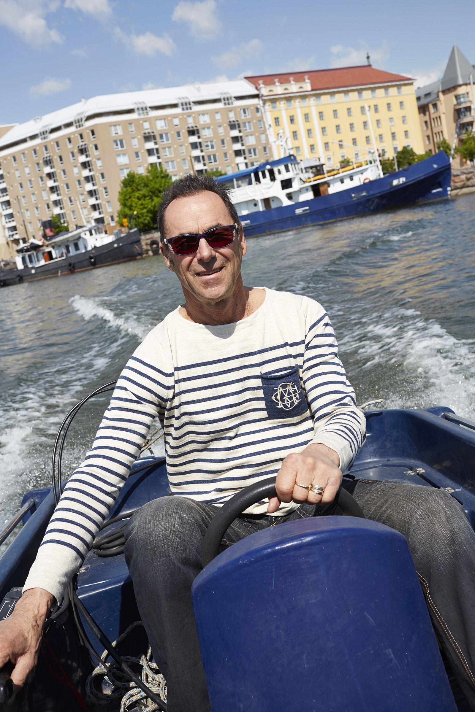 Jos laiva ei mahdu satamaan, lasketaan ankkuri ja rantaudutaan moottoriveneellä.