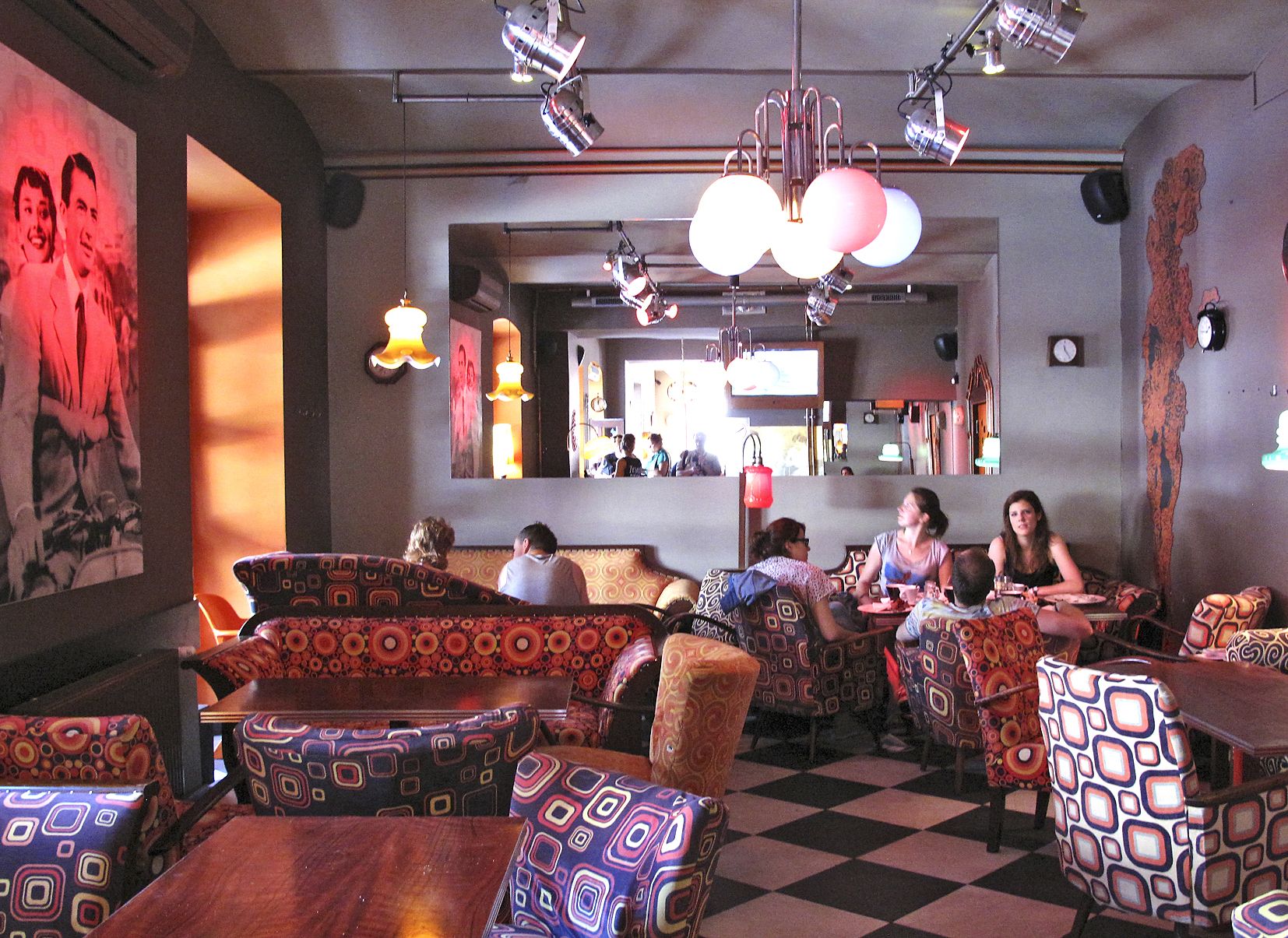 Moment Resto tarjoaa drinkkejä, mukavia sohvia ja hyvää musiikkia.