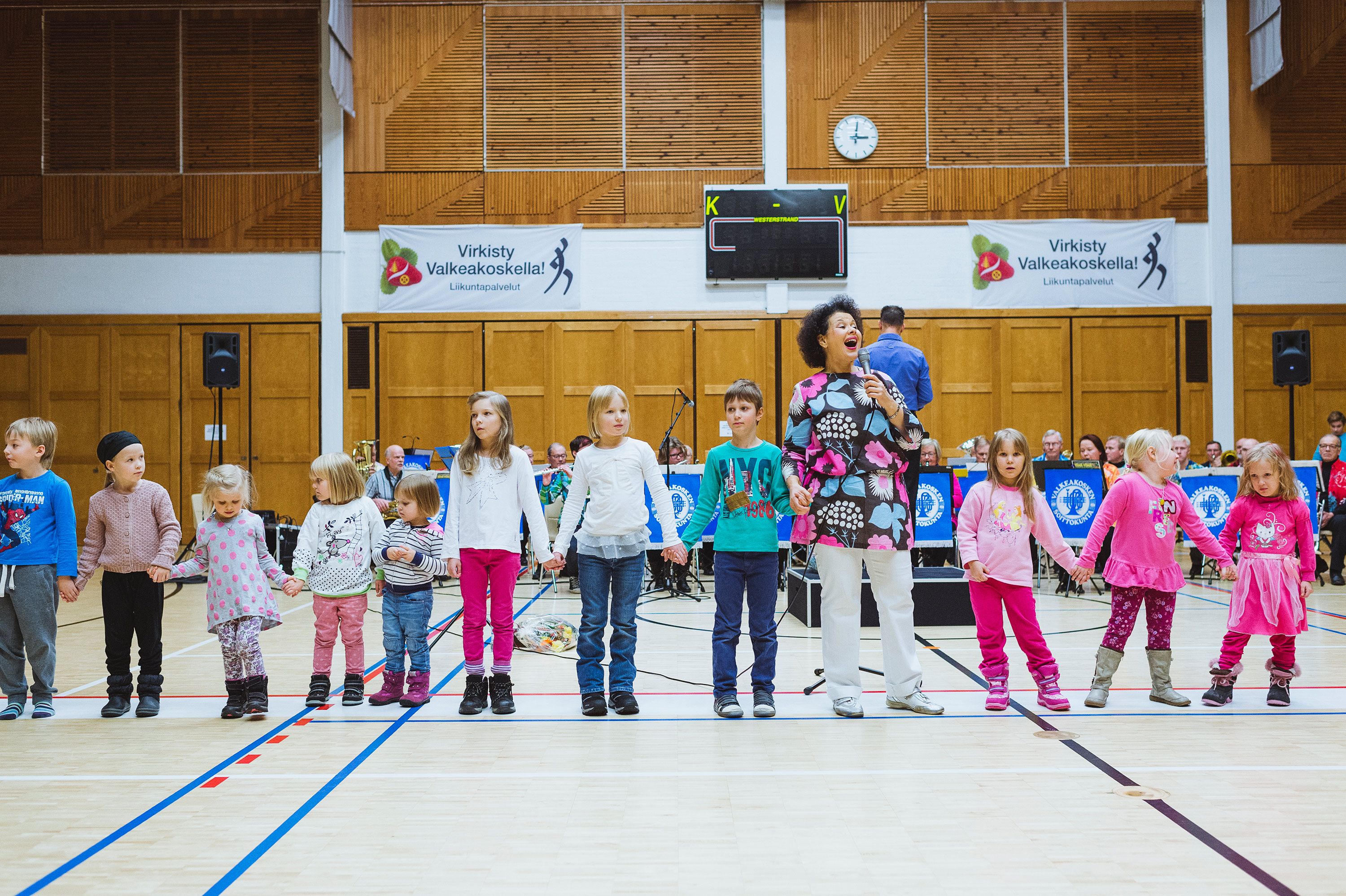 Minkä nuorena oppii... Valkeakosken soittokunnan syyskonsertin vieraileva solisti Bianca Morales sai osan yleisöstä mukaansa estradille.