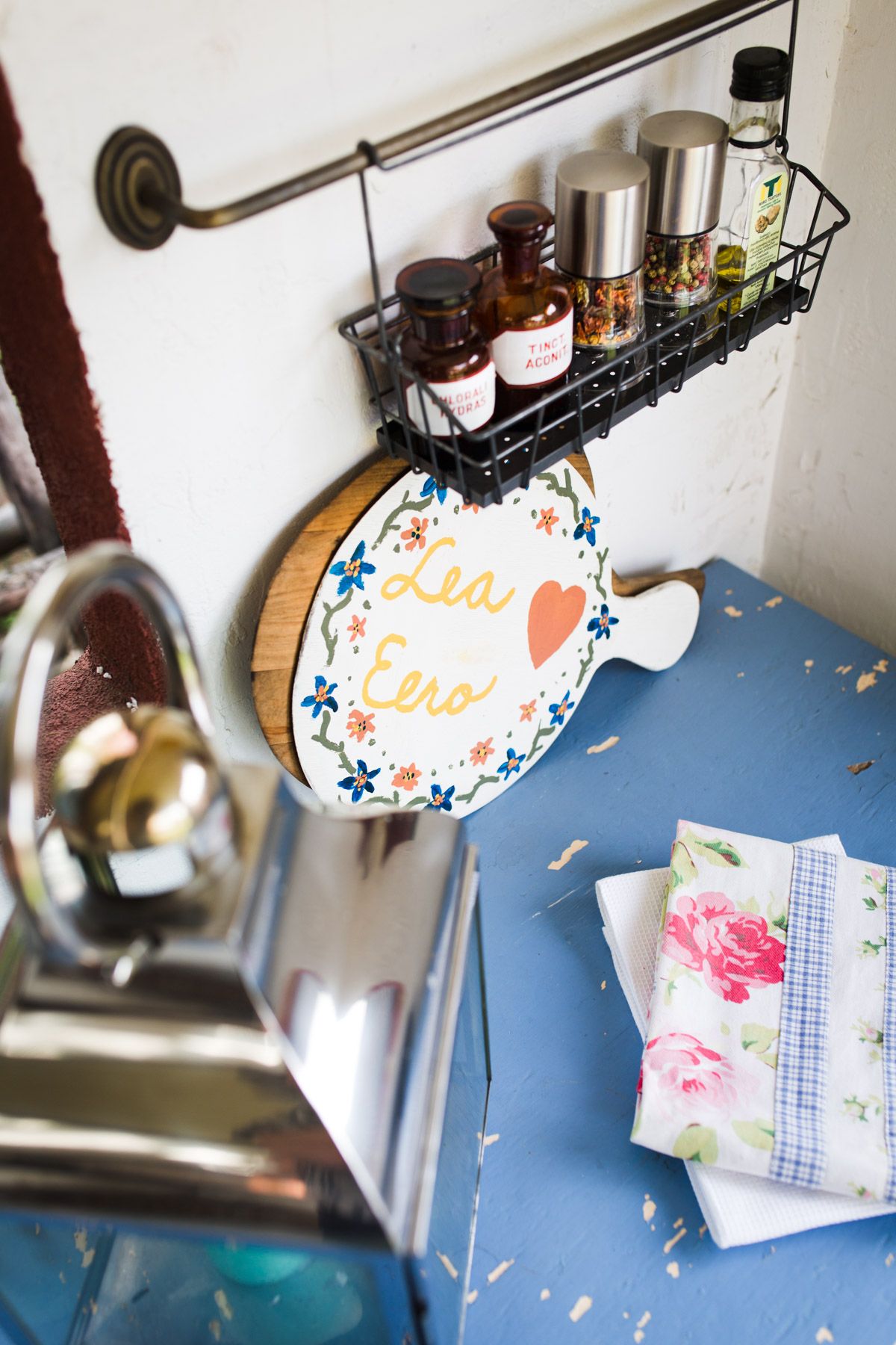 Puinen kyltti on muisto parin häistä kesältä 2001.