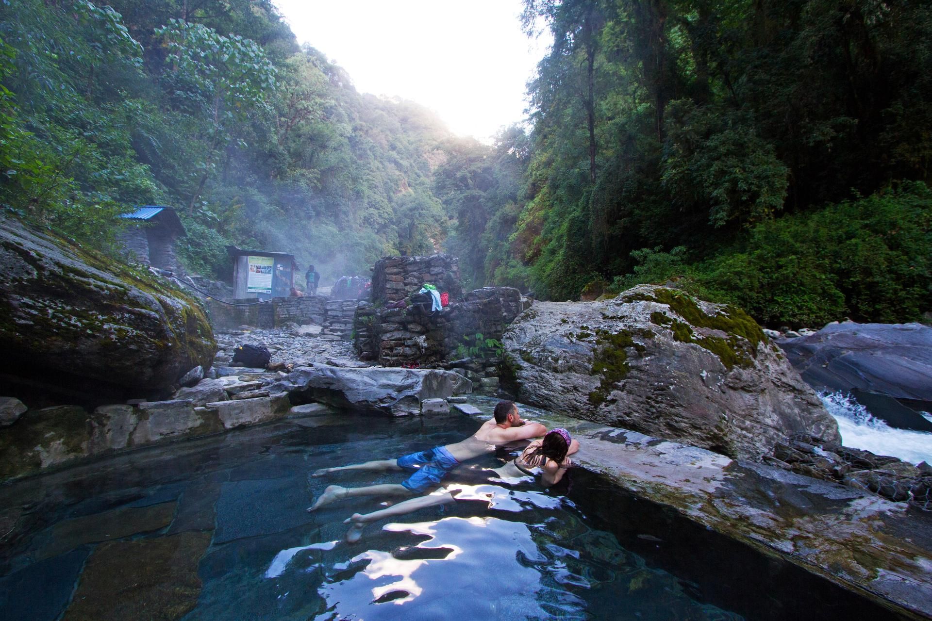  Australialaiset Karolina ja Mark virkistyivät Jhinun kylän kuumilla lähteillä Annapurna Base Camp -vaelluksen jälkeen.