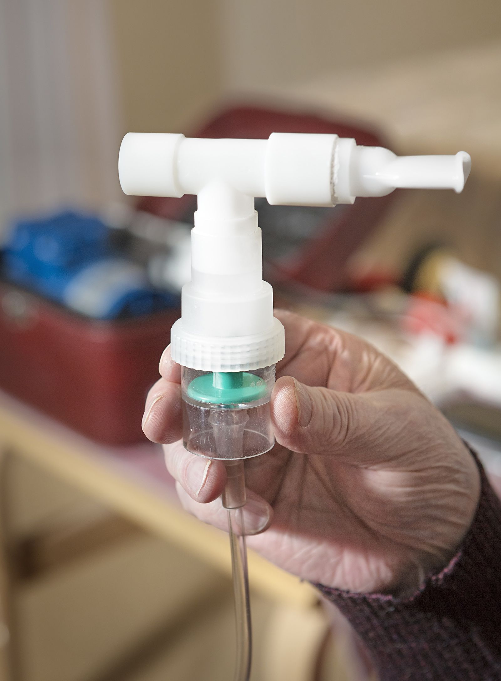 Jorma ottaa astmalääkkeensä erityisen suuttimen kautta.