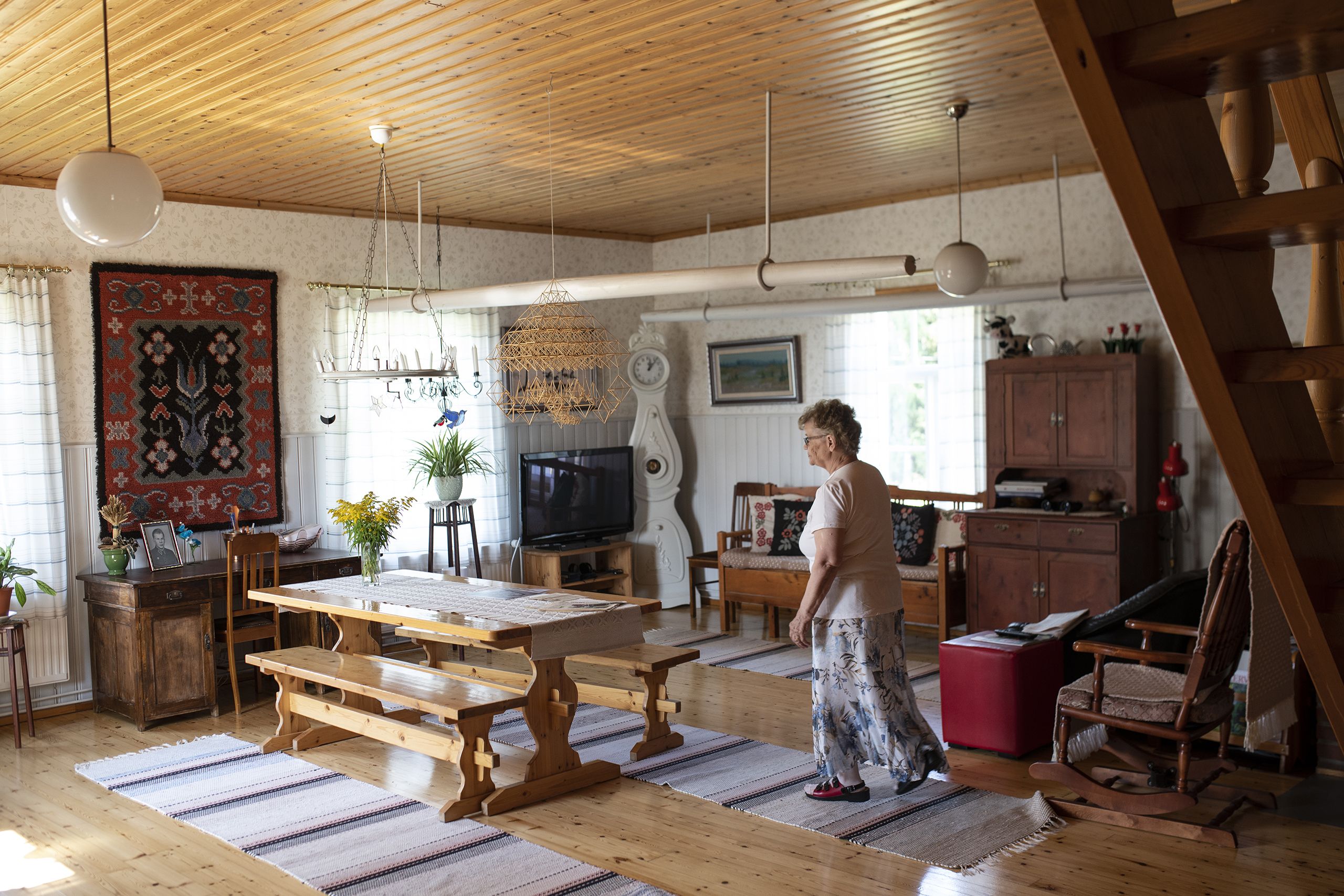 Päivän lehti ehtii Oijärvelle vasta kolmen maissa. ”Ensimmäiseksi luen otsikot ja päätän, mitä alan lukea. Sunnuntain lehden aloitan kuolinilmoituksista.”