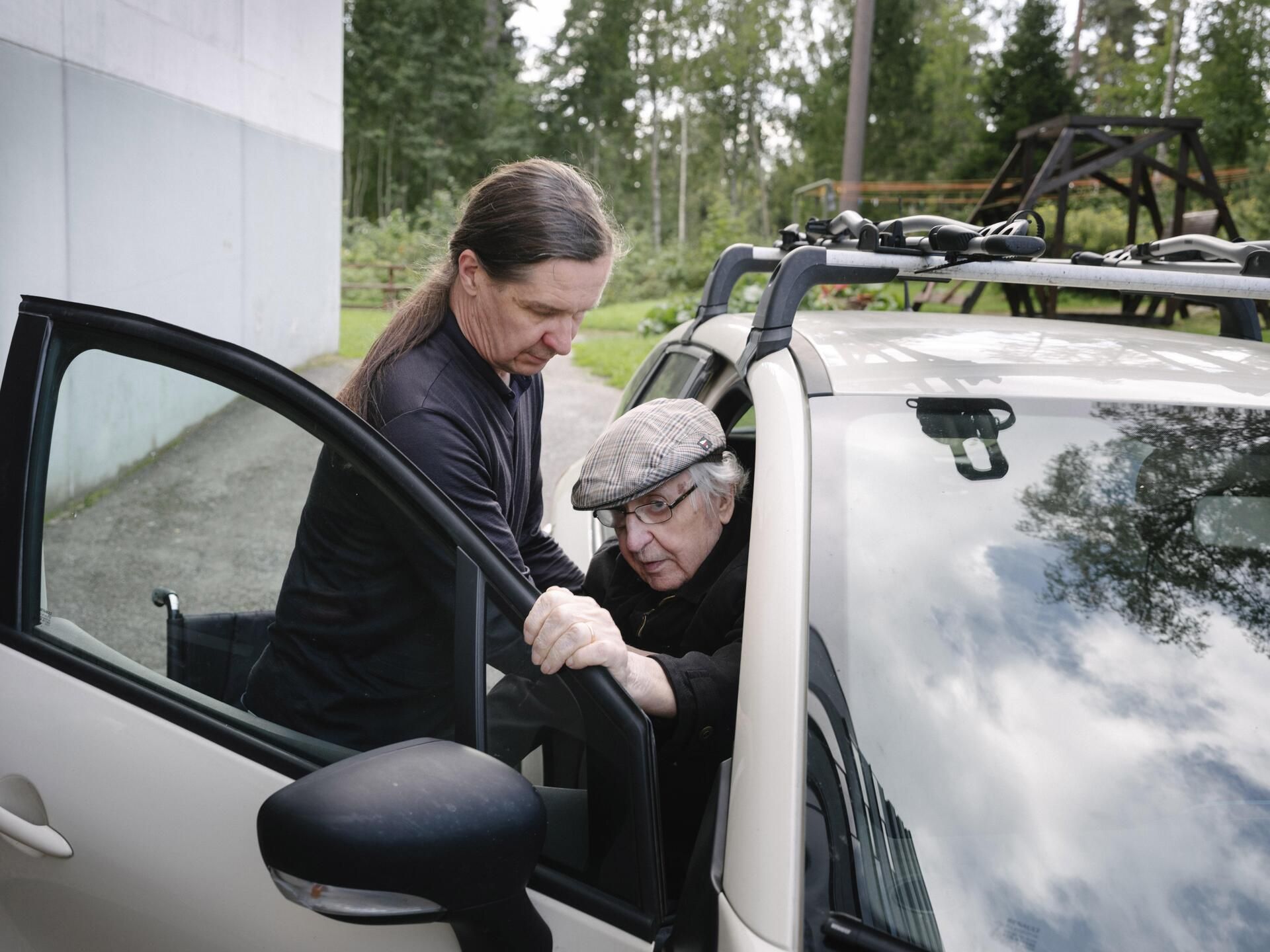 Auttelen isän autoon ja lähdemme hakemaan äitiä.