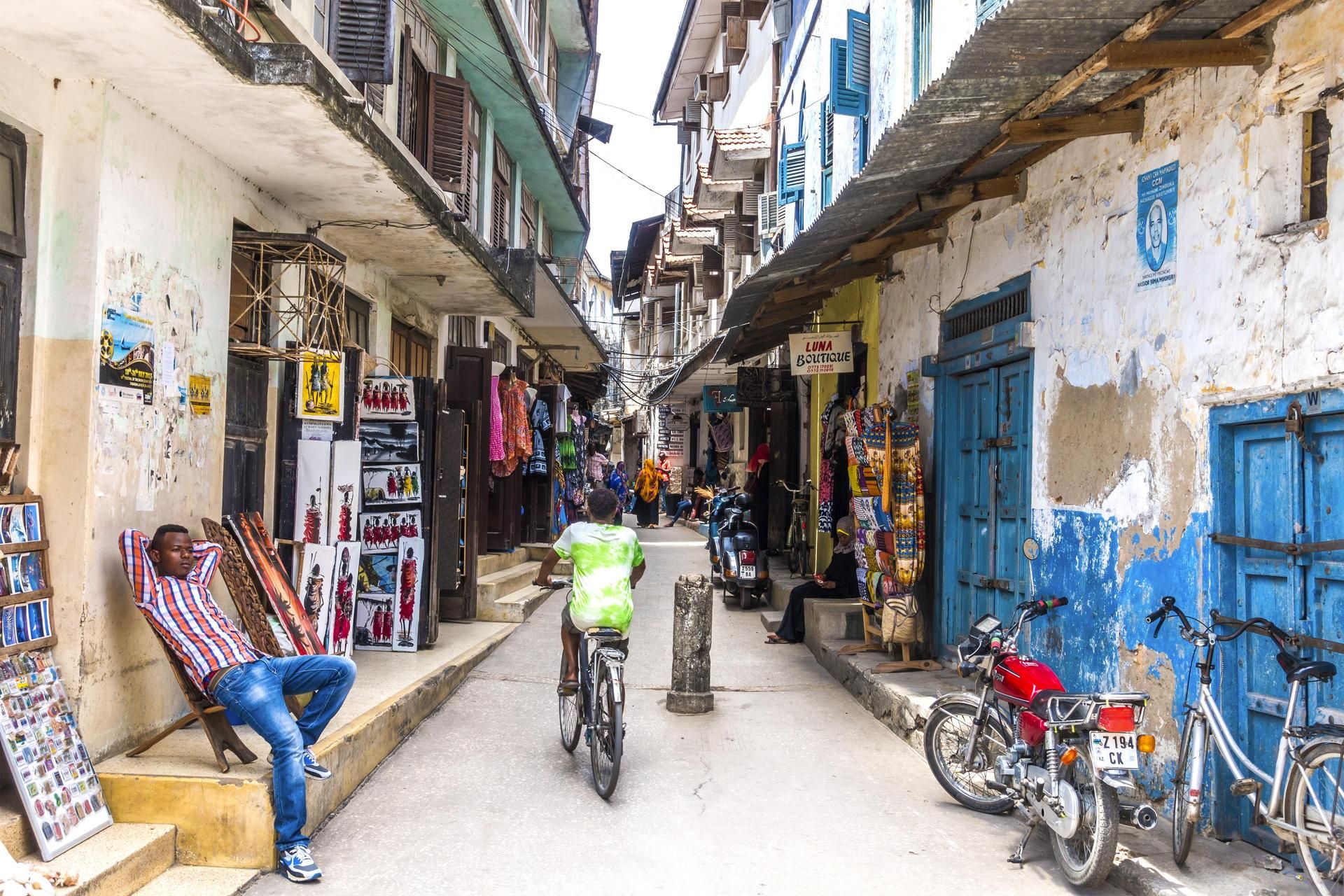 Stone Townin kapeat kujat ovat täynnä kauppoja.